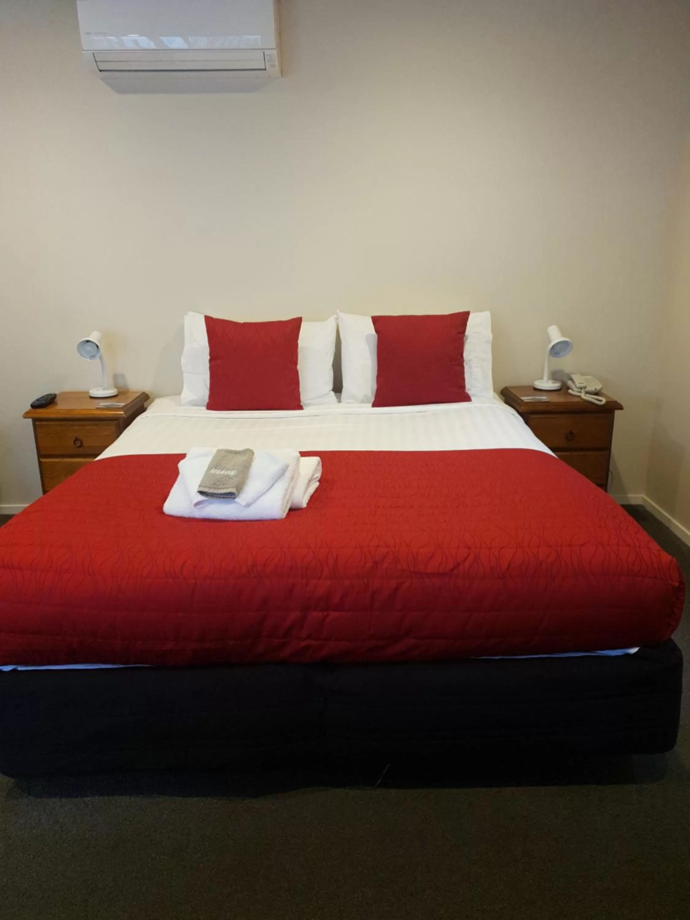 Bed in Cranford Cottages and Motel