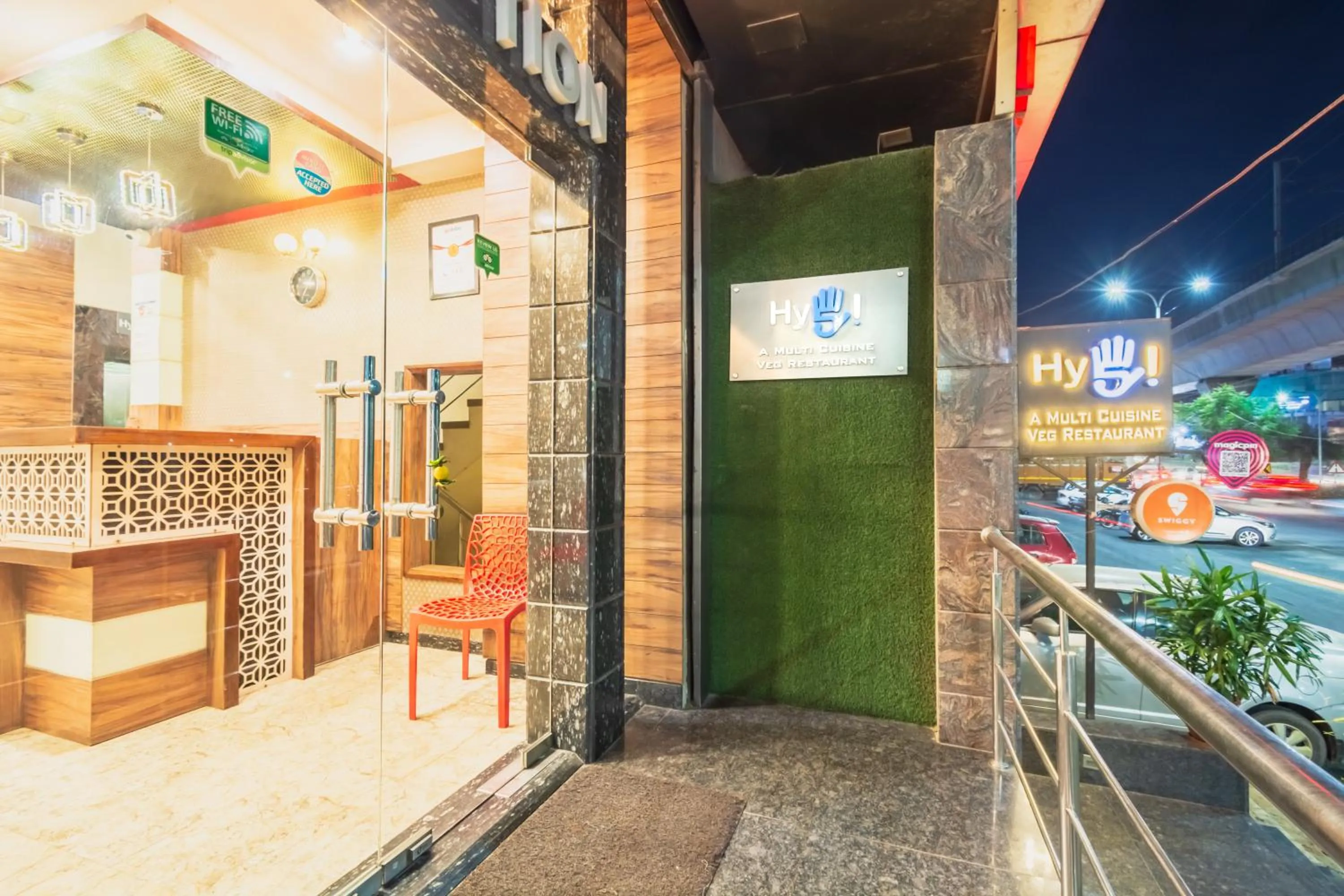 Facade/entrance in Hotel Sunday Inn