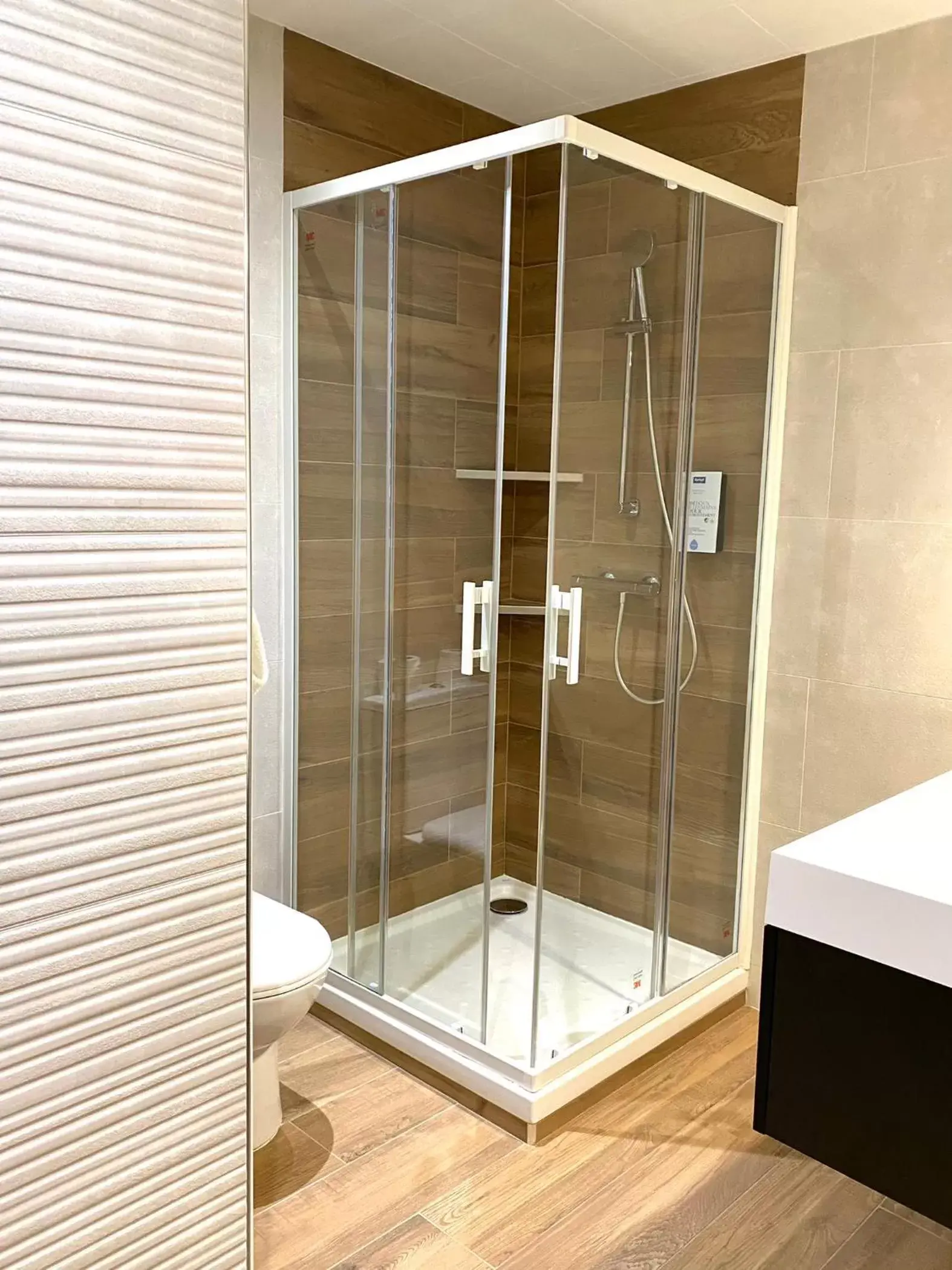 Shower, Bathroom in Kyriad Chalon-Sur-Saone Centre