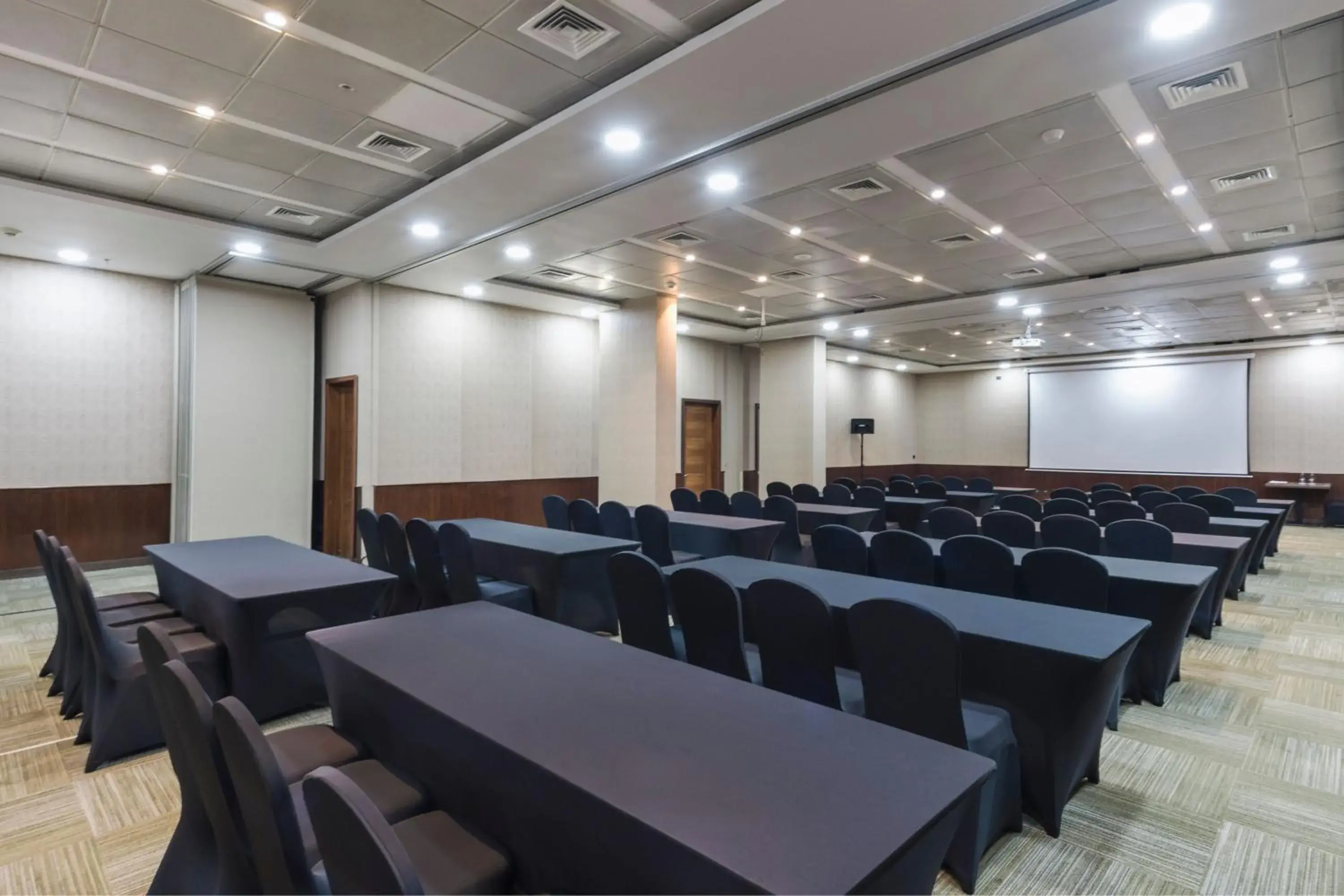 Meeting/conference room in Courtyard by Marriott Puerto Montt