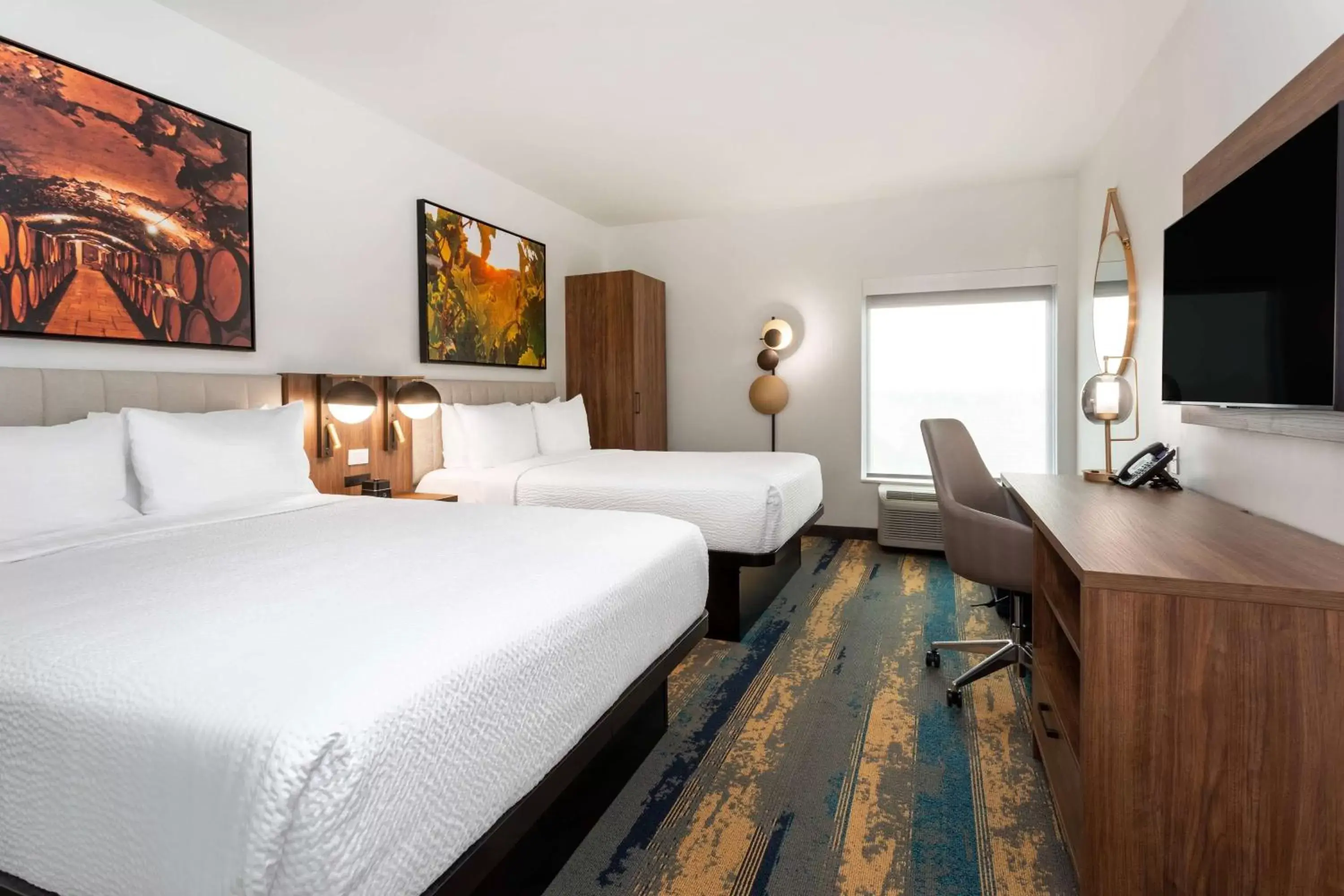 Photo of the whole room, Bed in La Quinta Inn & Suites by Wyndham Galt Lodi North