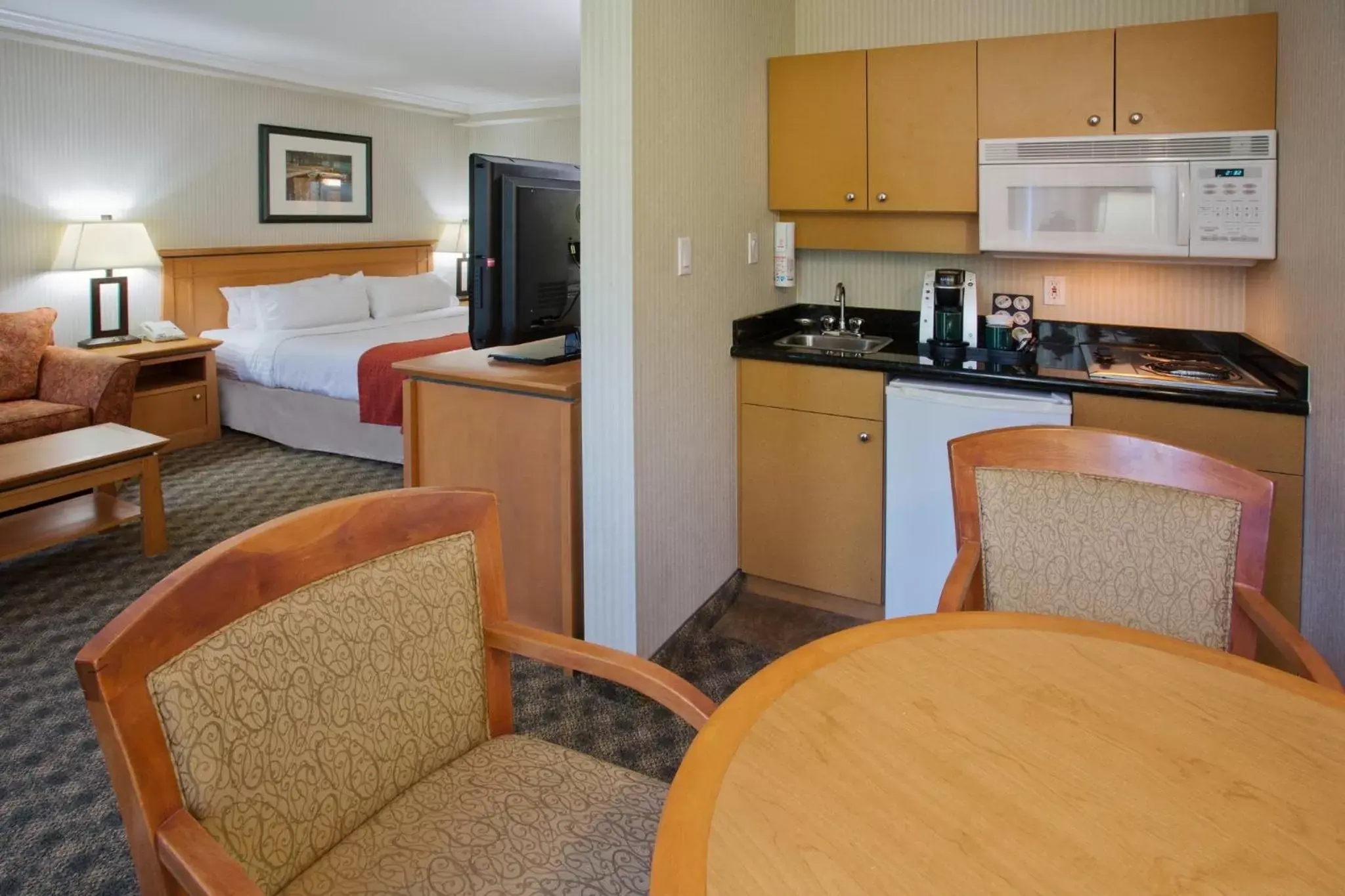 Photo of the whole room, Kitchen/Kitchenette in Holiday Inn & Suites North Vancouver, an IHG Hotel