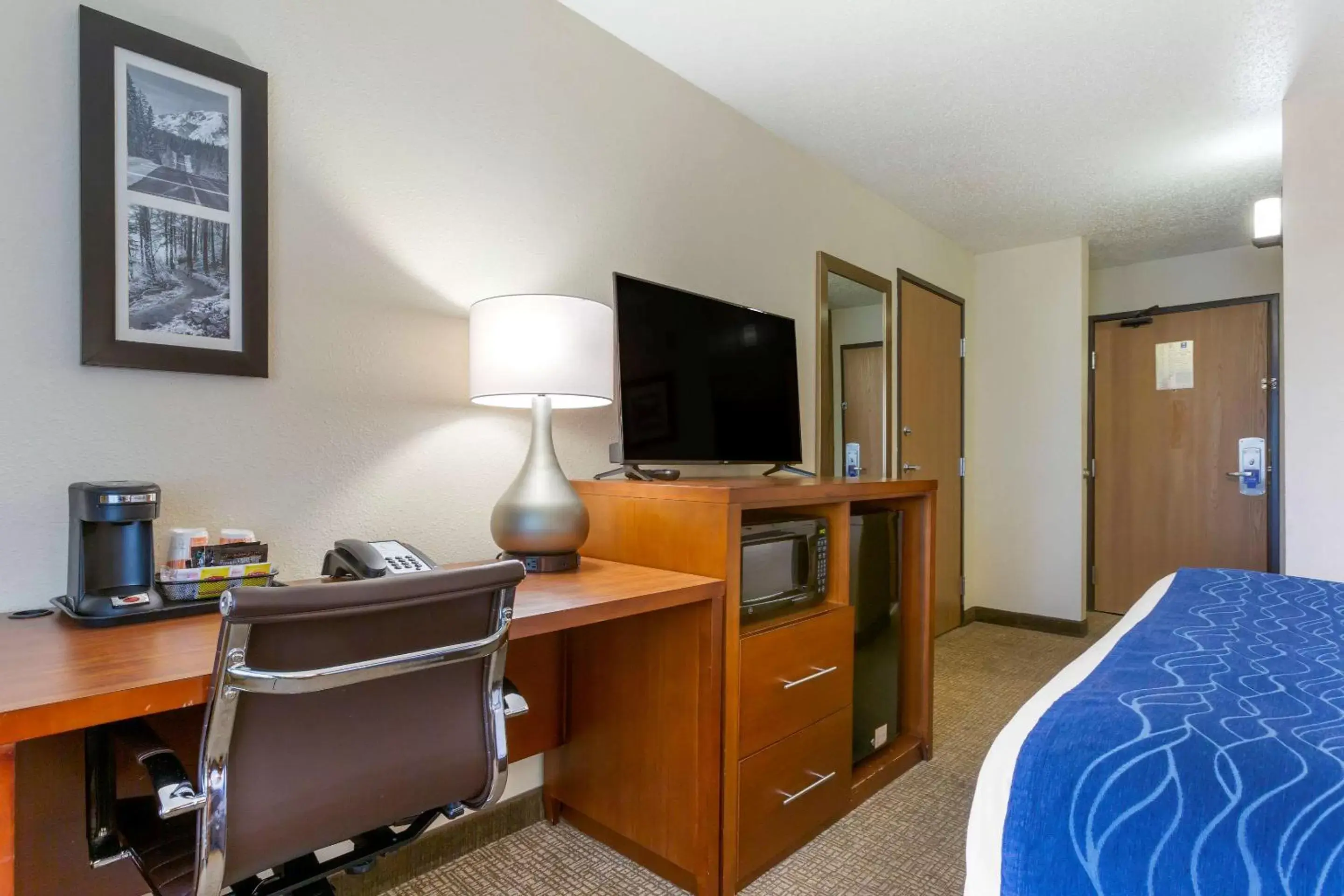 Photo of the whole room, TV/Entertainment Center in Comfort Inn South-Medford