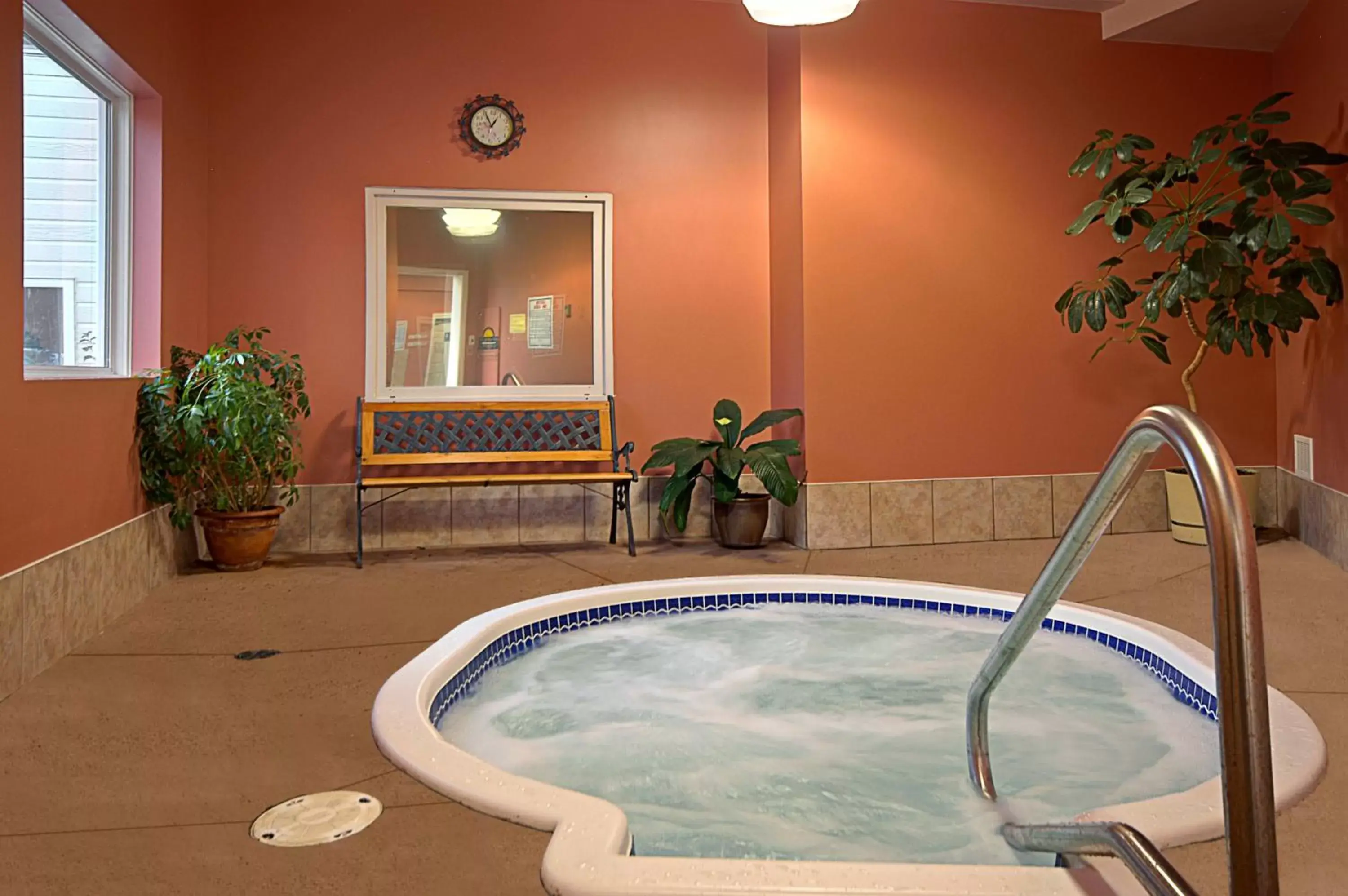 Spa and wellness centre/facilities, Swimming Pool in Days Inn by Wyndham Penticton Conference Centre
