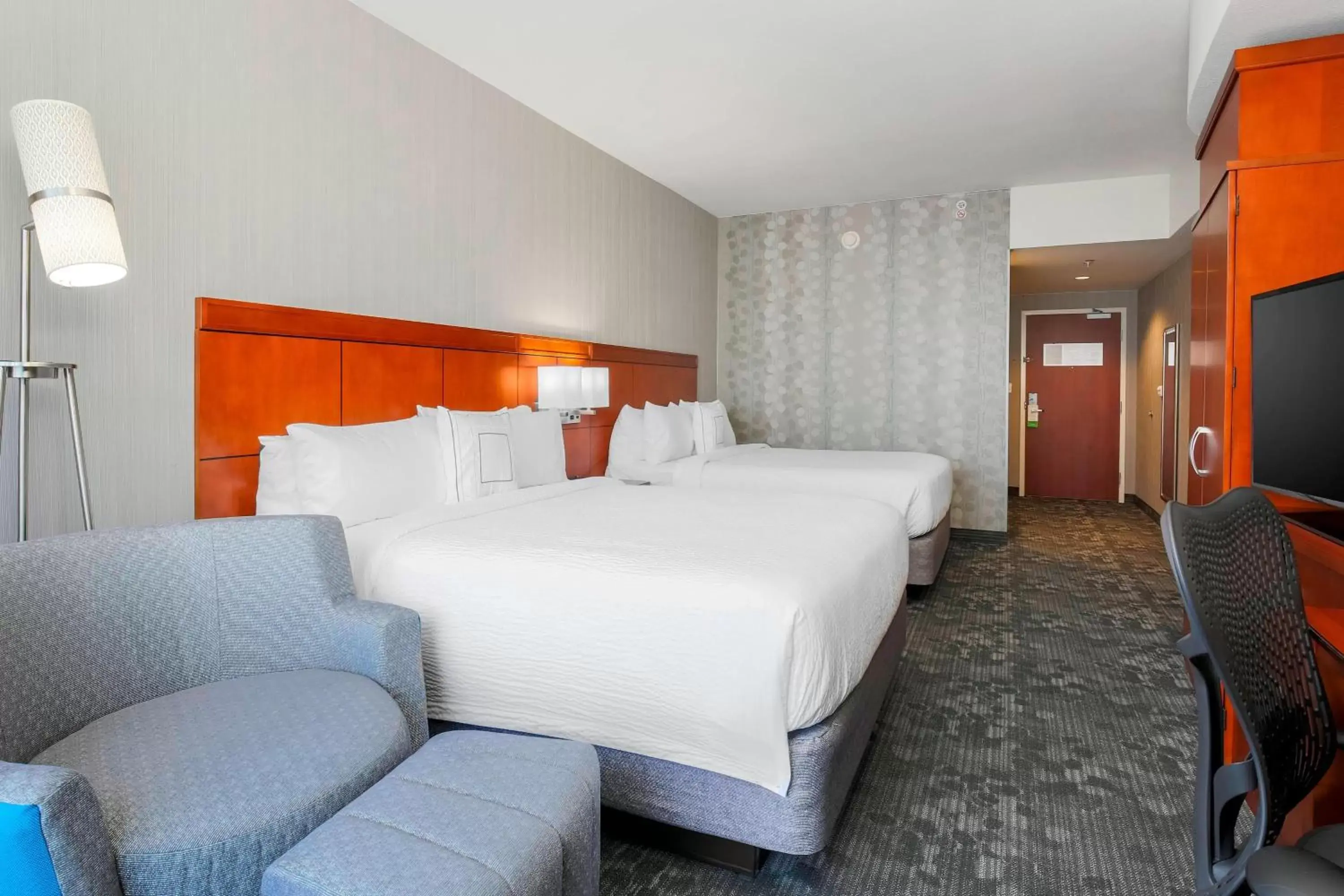 Photo of the whole room, Bed in Courtyard by Marriott San Jose Campbell