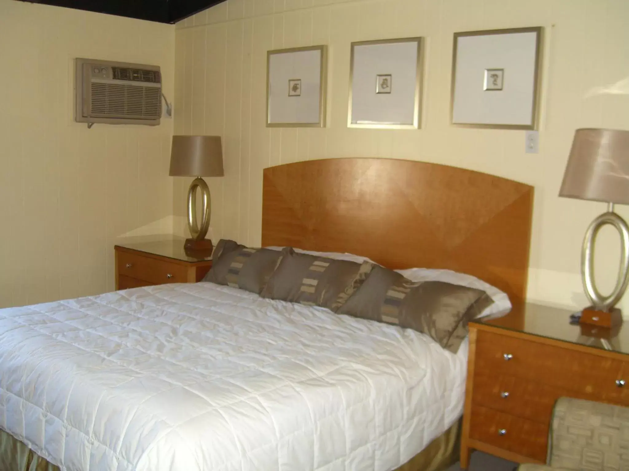 Bed in The Amethyst Beach Motel