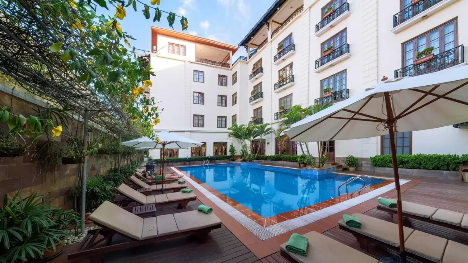 Property building, Swimming Pool in Steung Siemreap Hotel