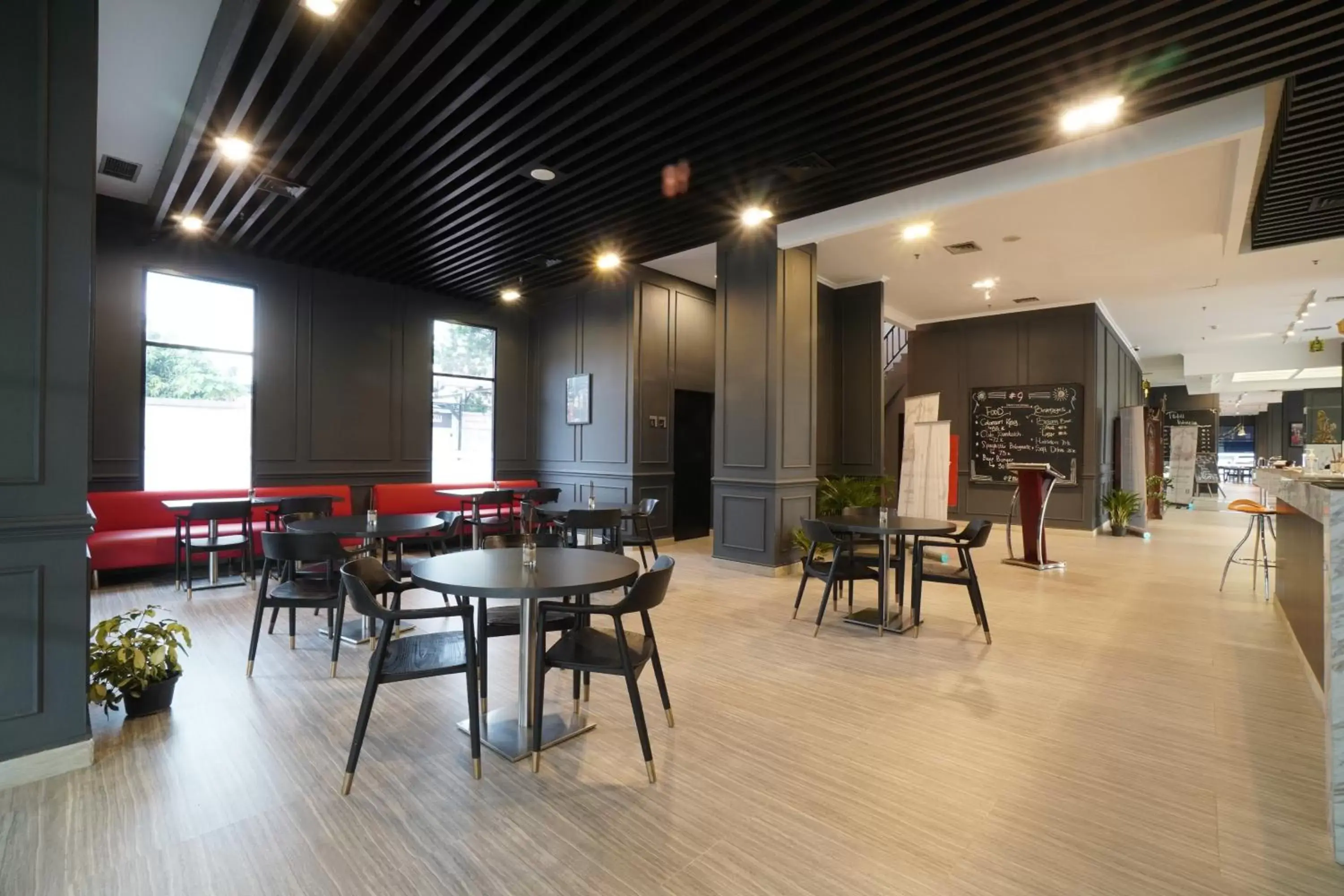 Lounge or bar in Swiss-Belinn Cawang Lounge or bar in Swiss-Belinn Cawang