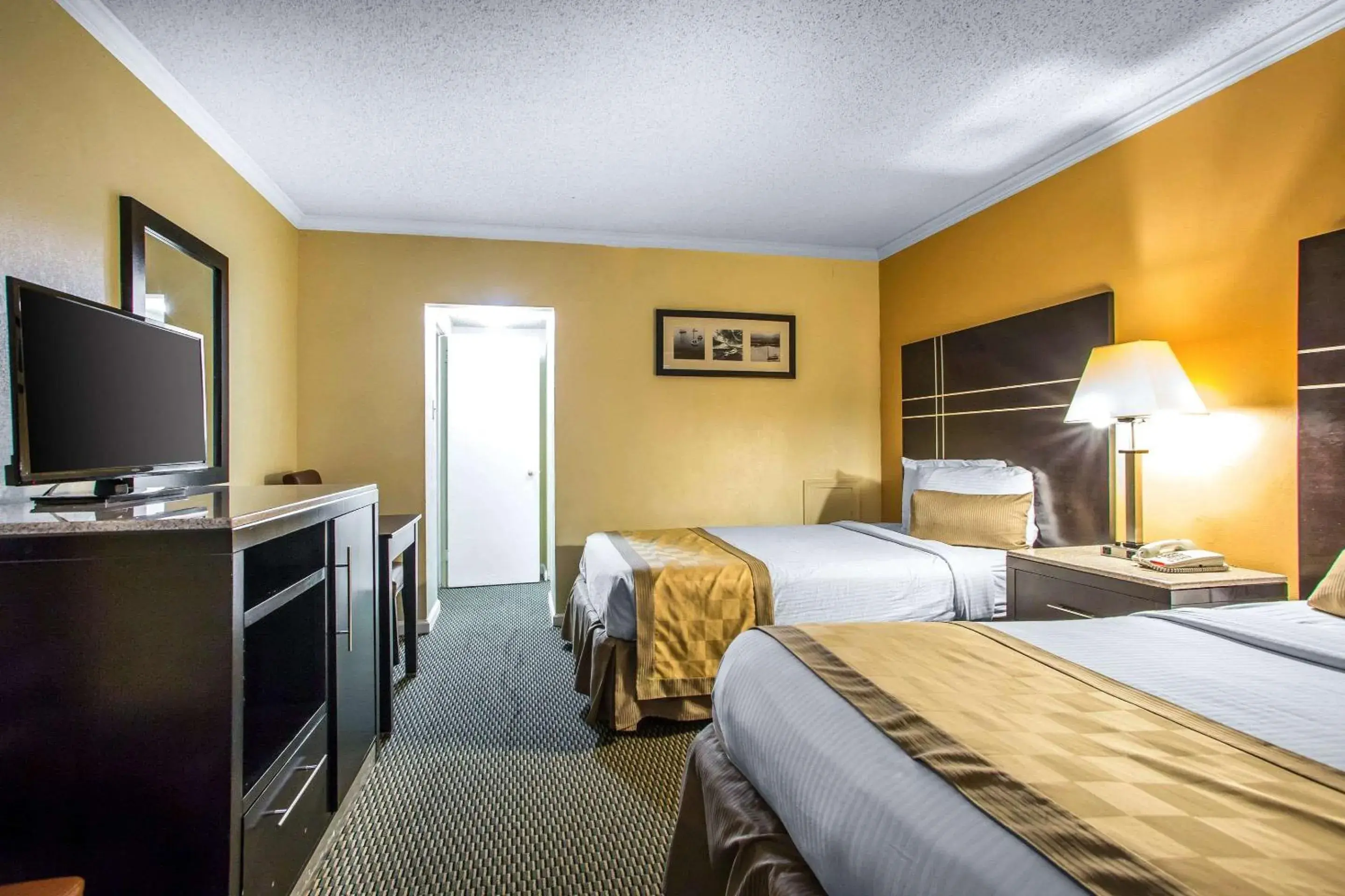 Photo of the whole room, Bed in Rodeway Inn Boardwalk