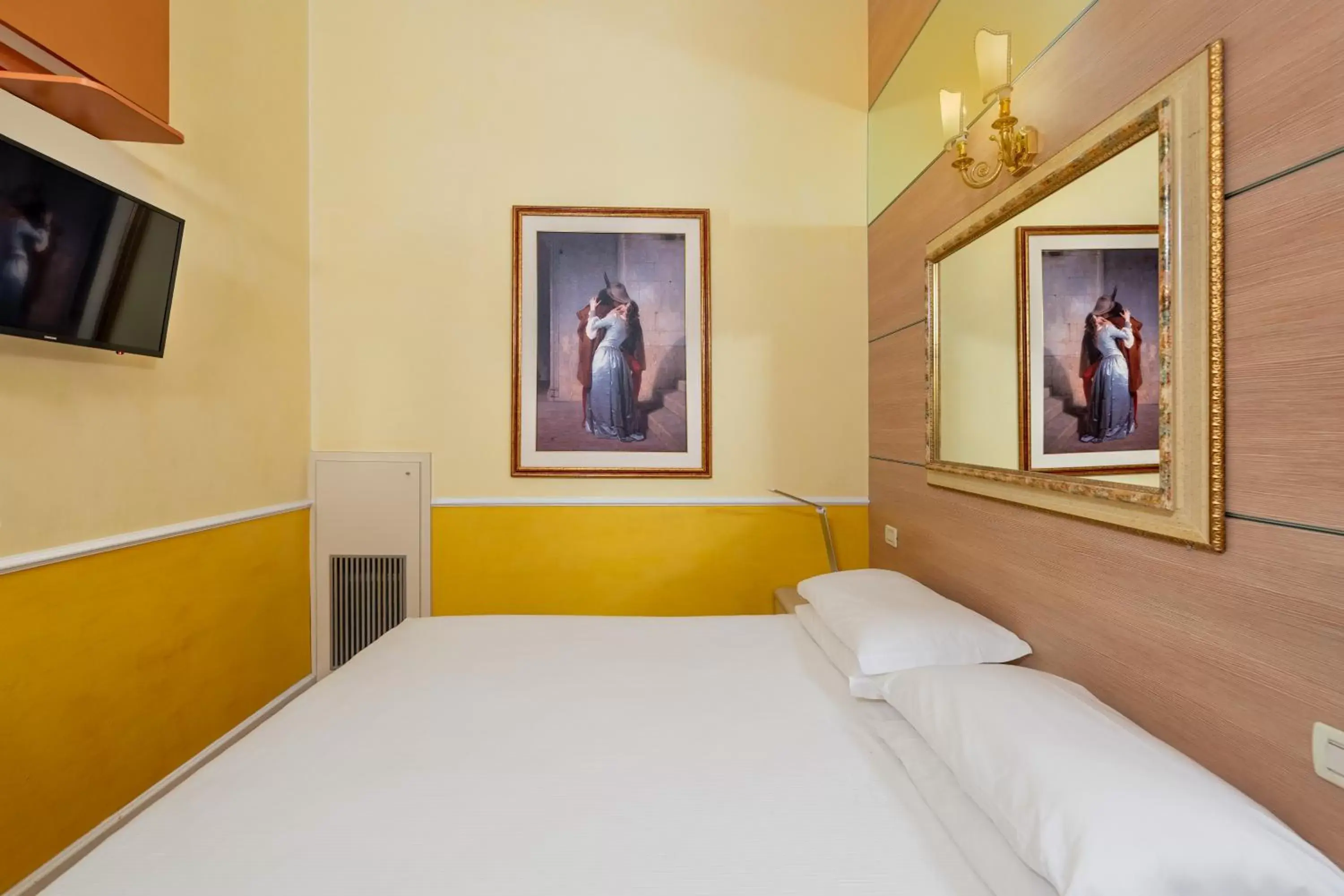 Photo of the whole room, Bed in Sogno di Giulietta e Romeo