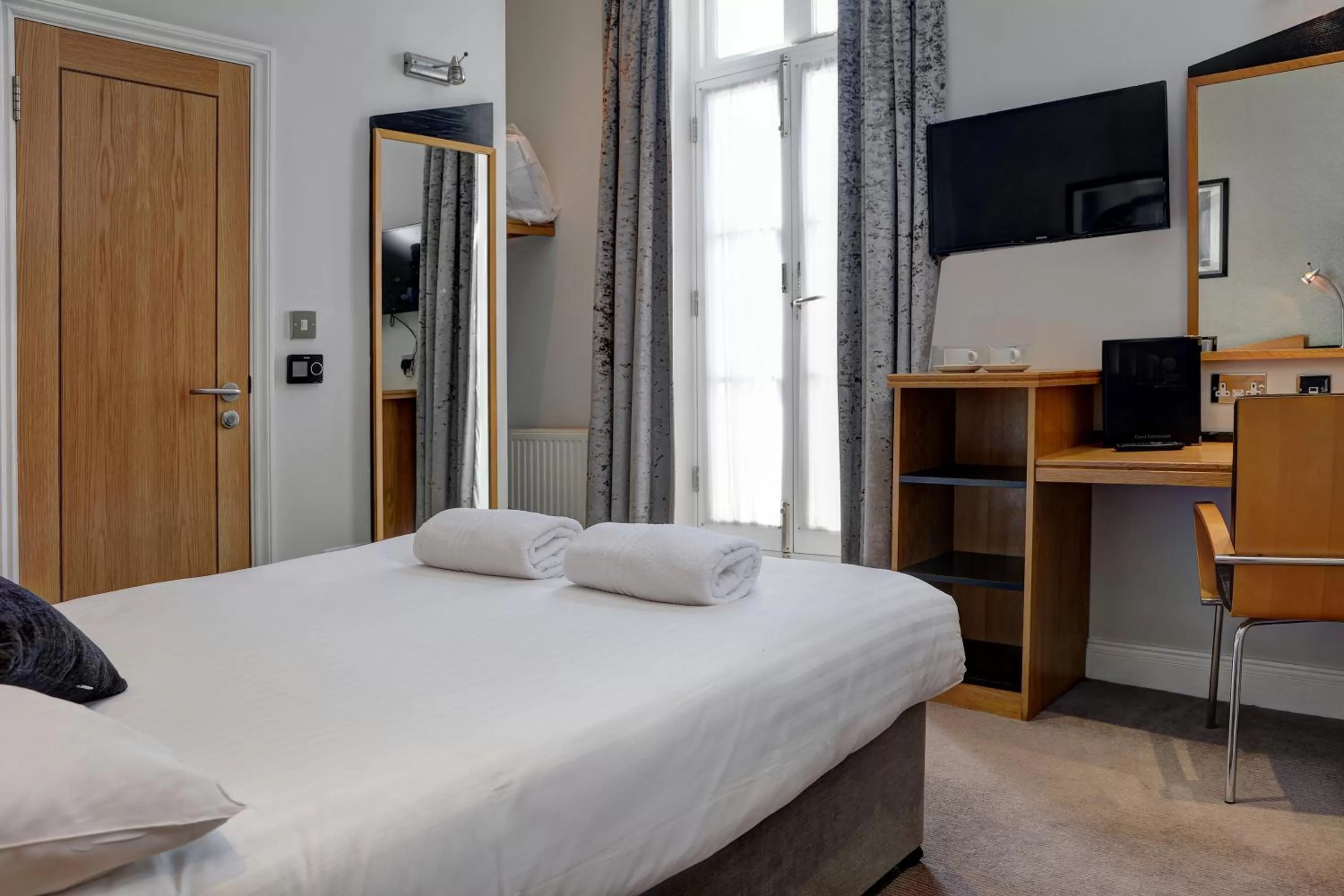 Bed in Best Western Buckingham Palace Rd