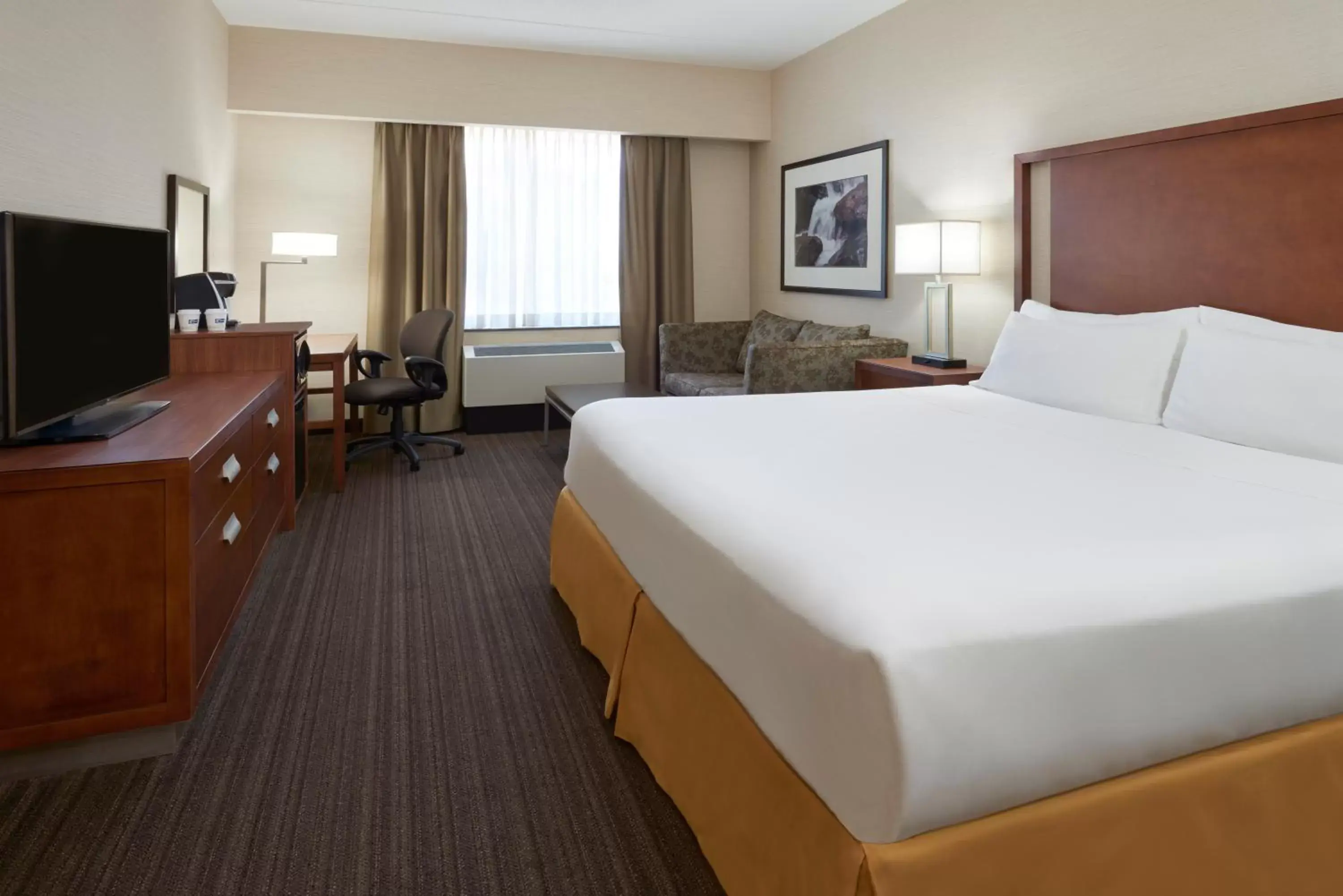 Bed in Holiday Inn Express & Suites Vaughan-Southwest, an IHG Hotel