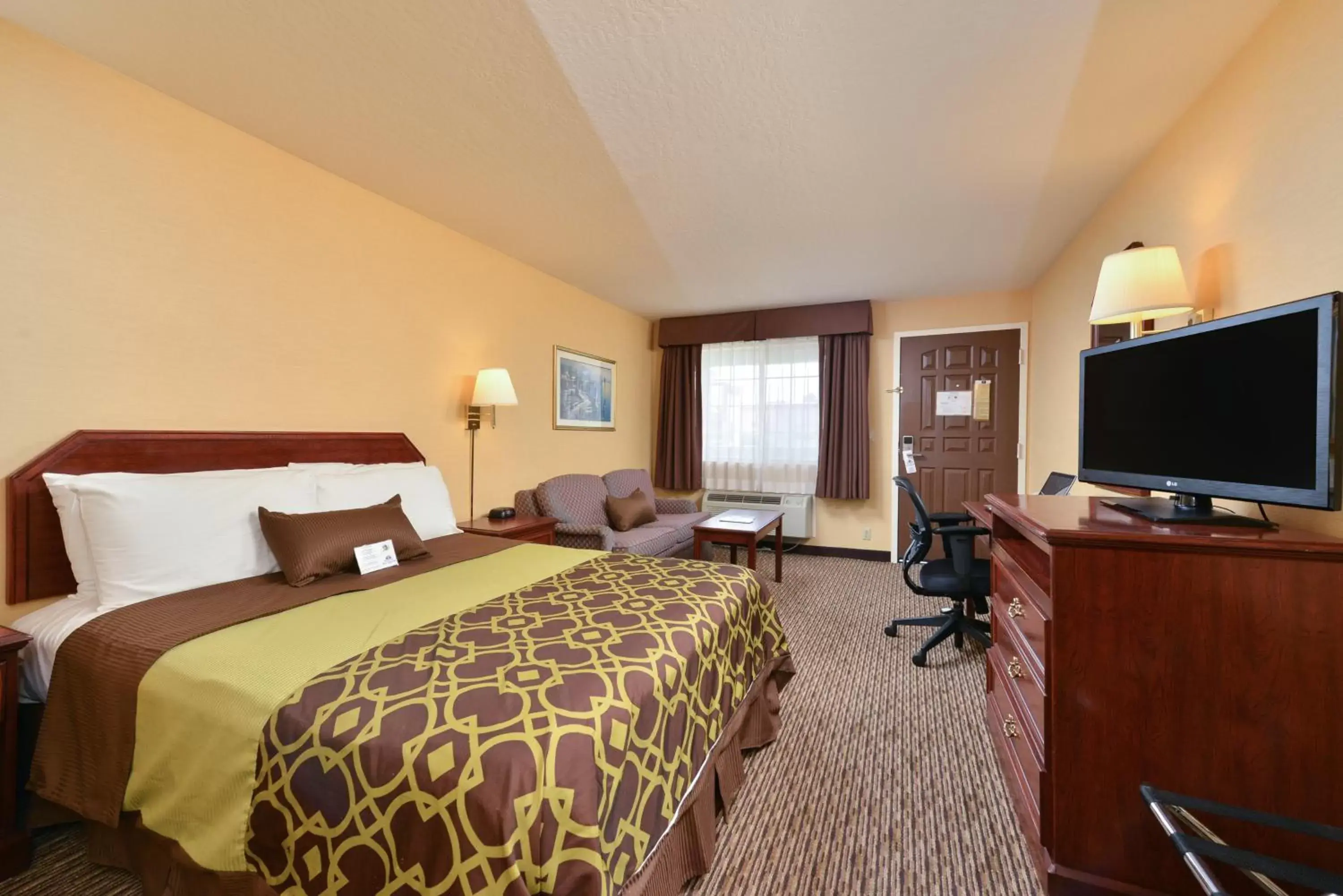 Photo of the whole room, TV/Entertainment Center in Americas Best Value Inn San Jose