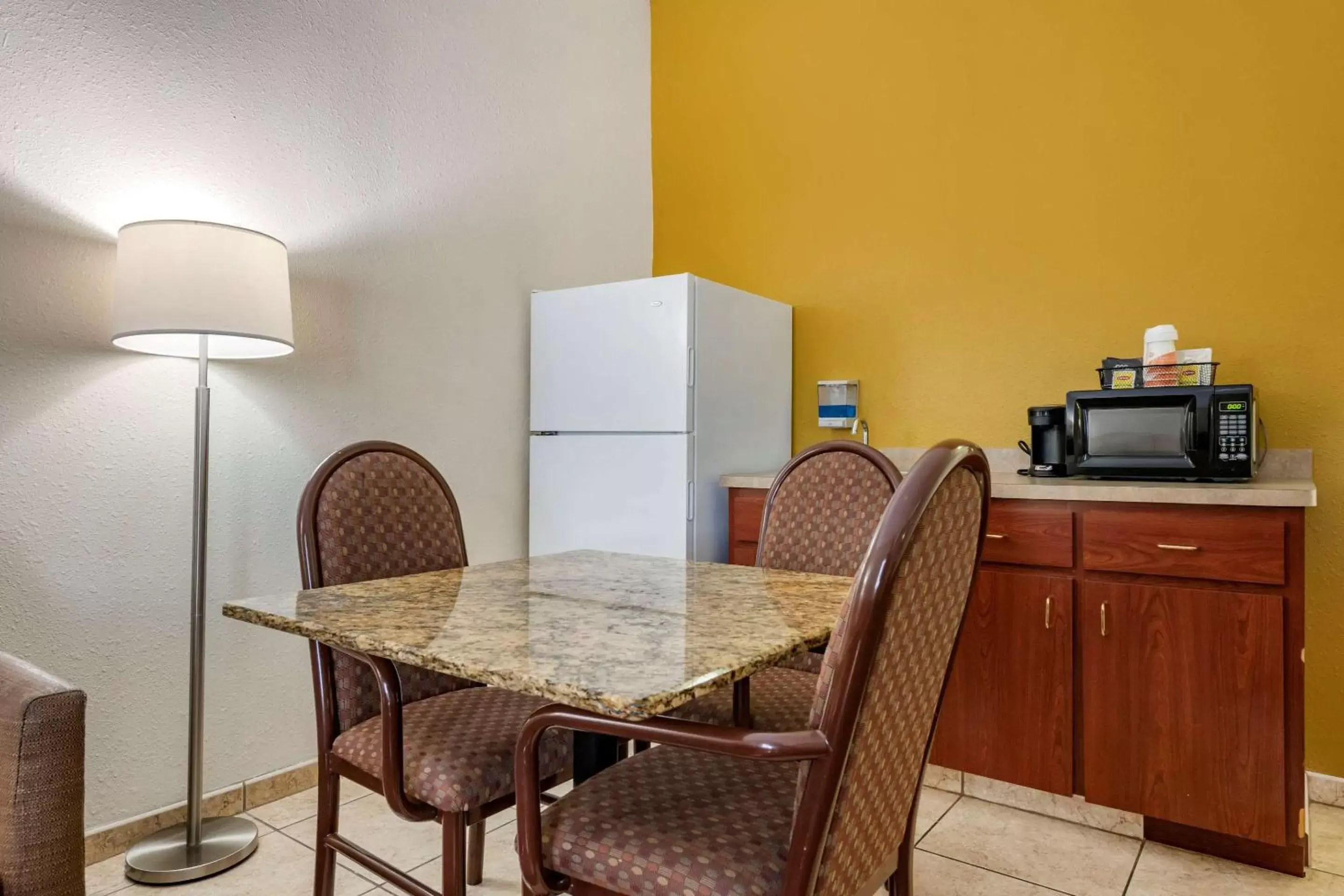 Photo of the whole room, Dining Area in Quality Inn Zephyrhills-Dade City