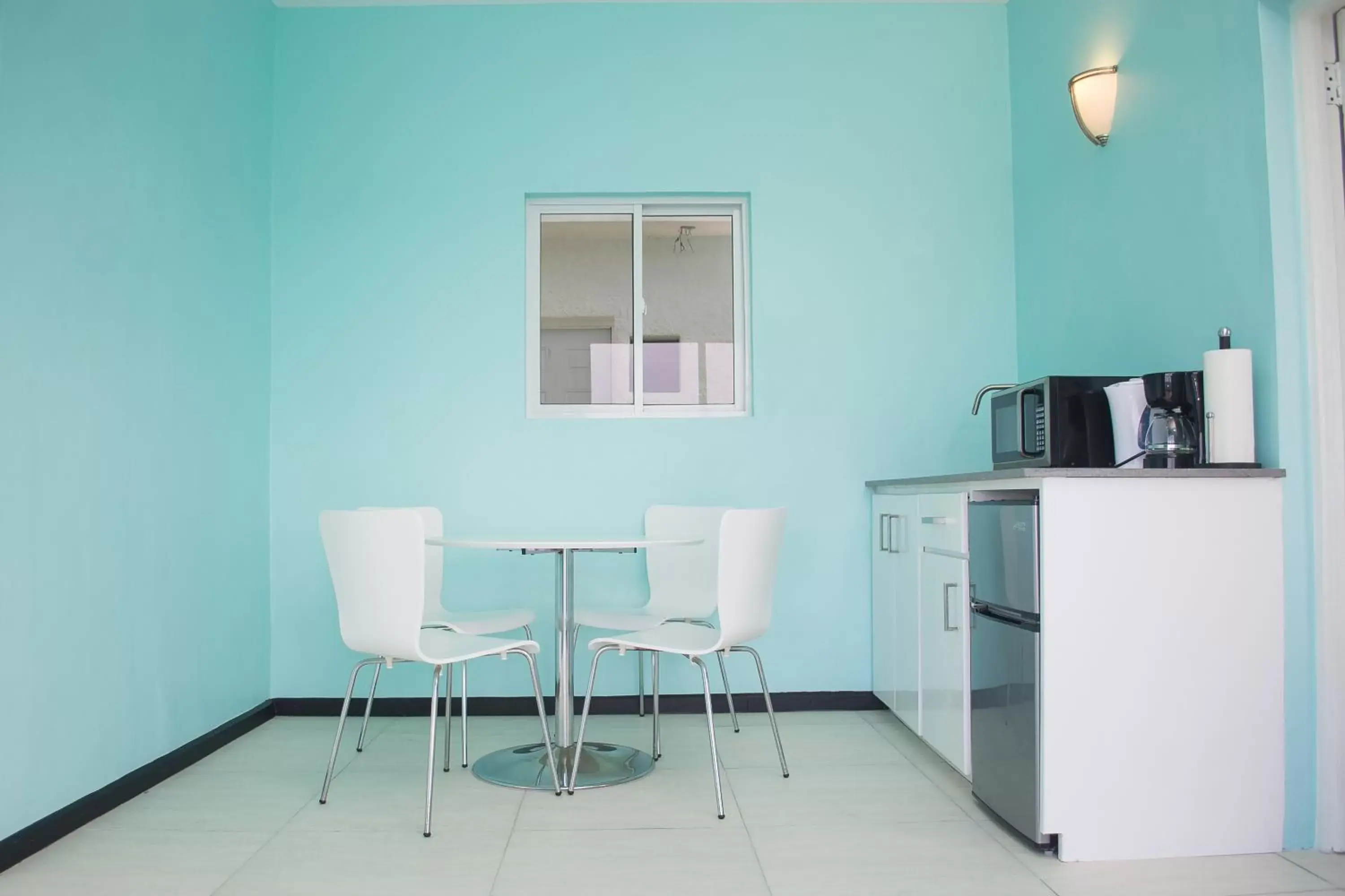 Living room, Kitchen/Kitchenette in Luxe Beach Resort