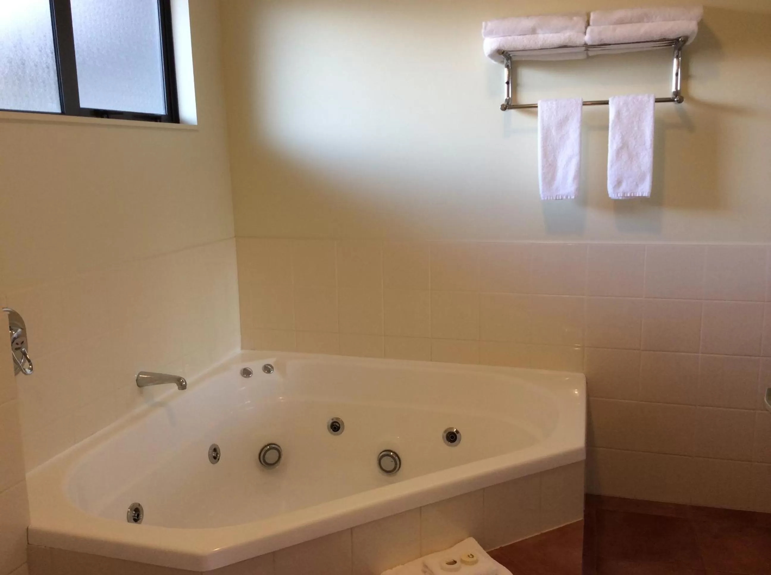 Bathroom in Chancellor Motor Lodge and Conference Centre