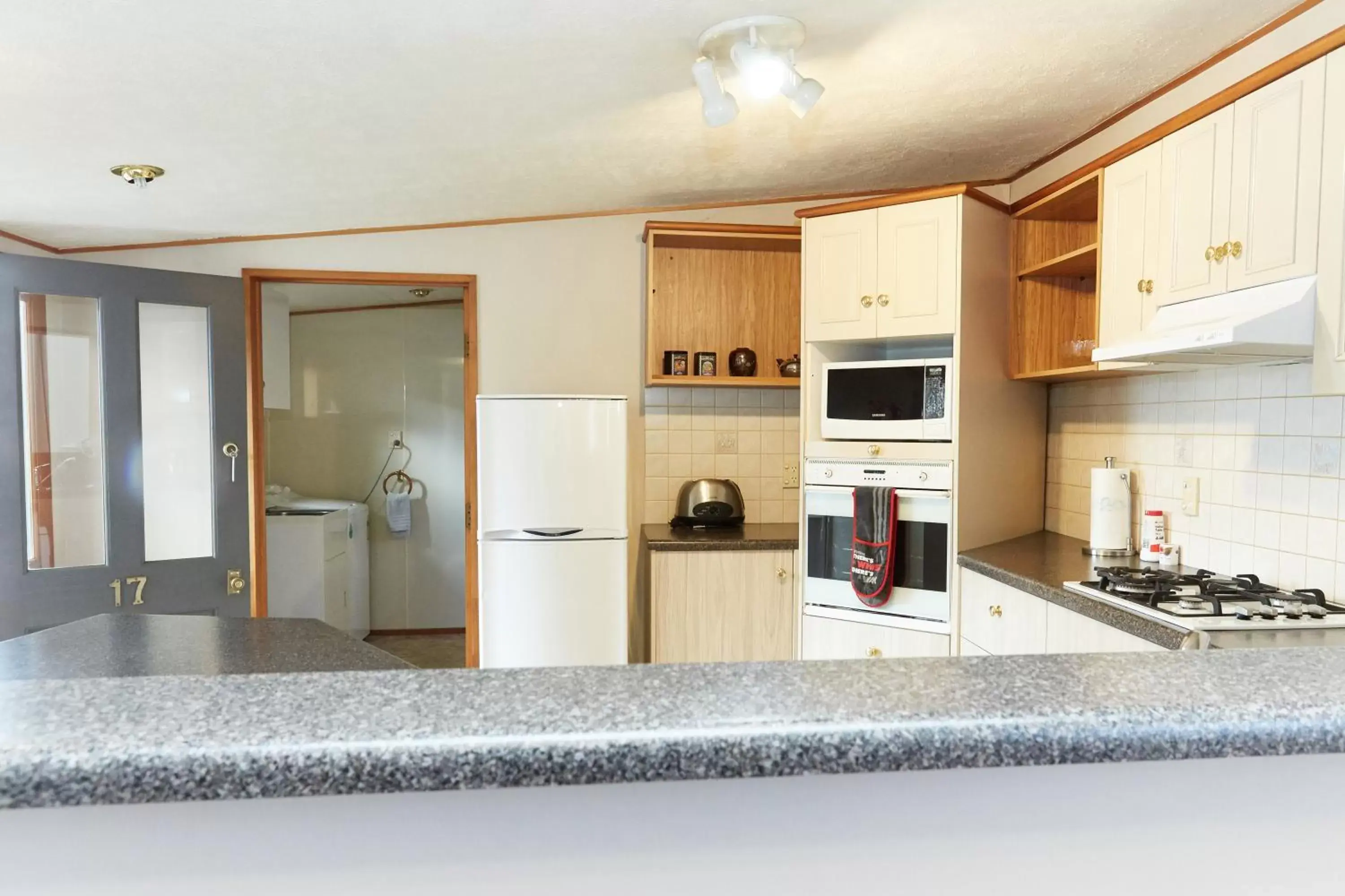 Kitchen/Kitchenette in Admiral Court Motel & Apartments