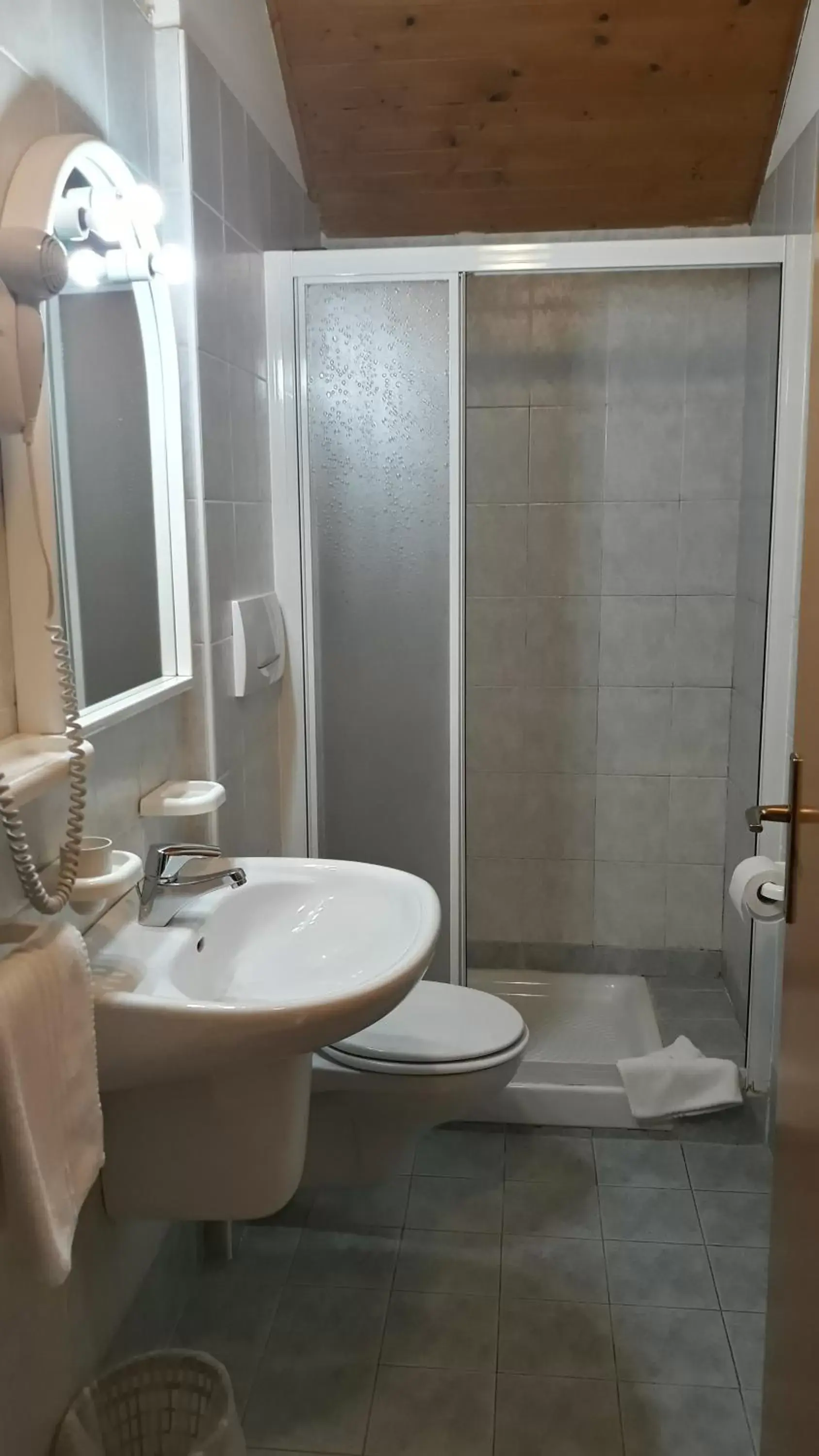 Shower, Bathroom in Hotel Karinhall