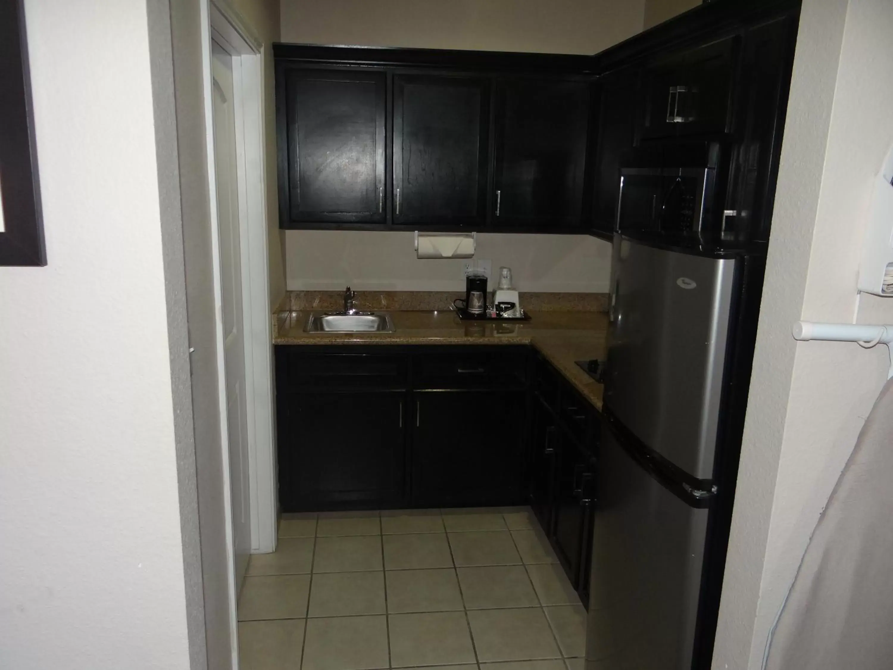 Kitchen/Kitchenette in Regency Inn & Suites - Baytown