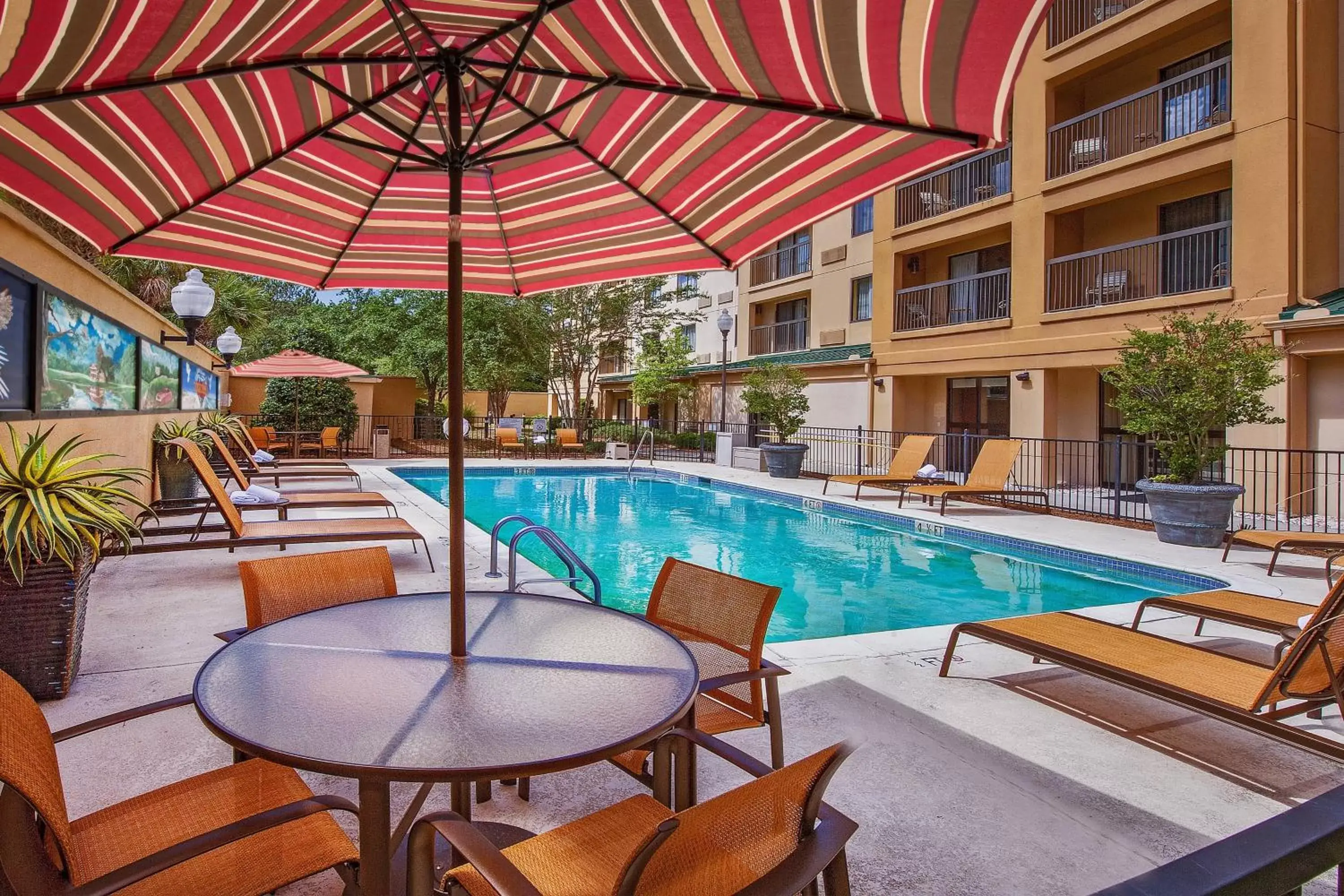 Swimming Pool in Courtyard by Marriott North Charleston Airport Coliseum