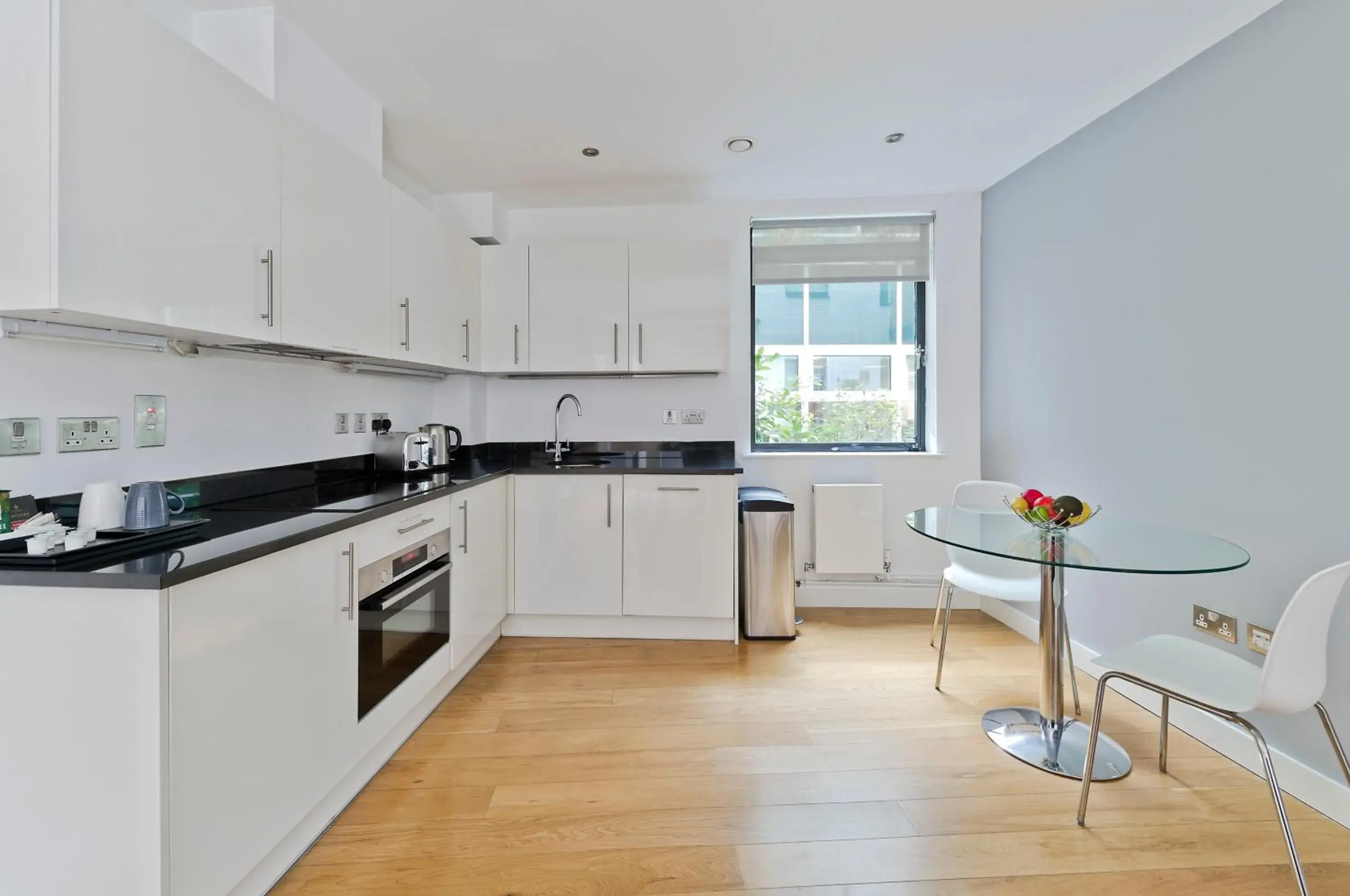 Dining area, Kitchen/Kitchenette in Red Lion Court by City2Stay