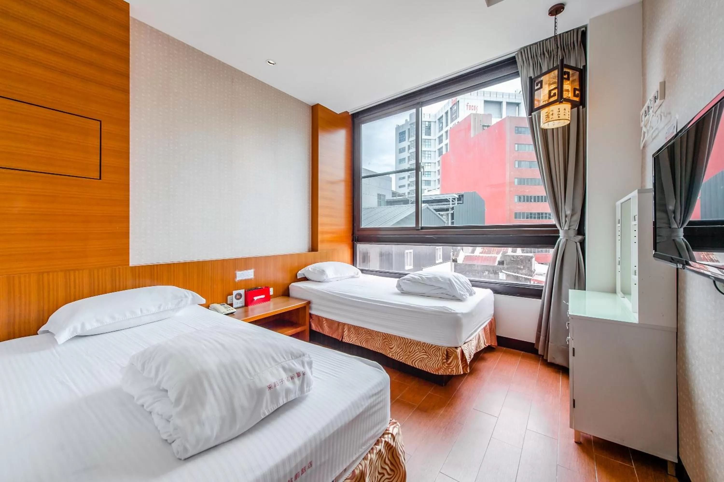 Photo of the whole room, Bed in lightness Station Inn