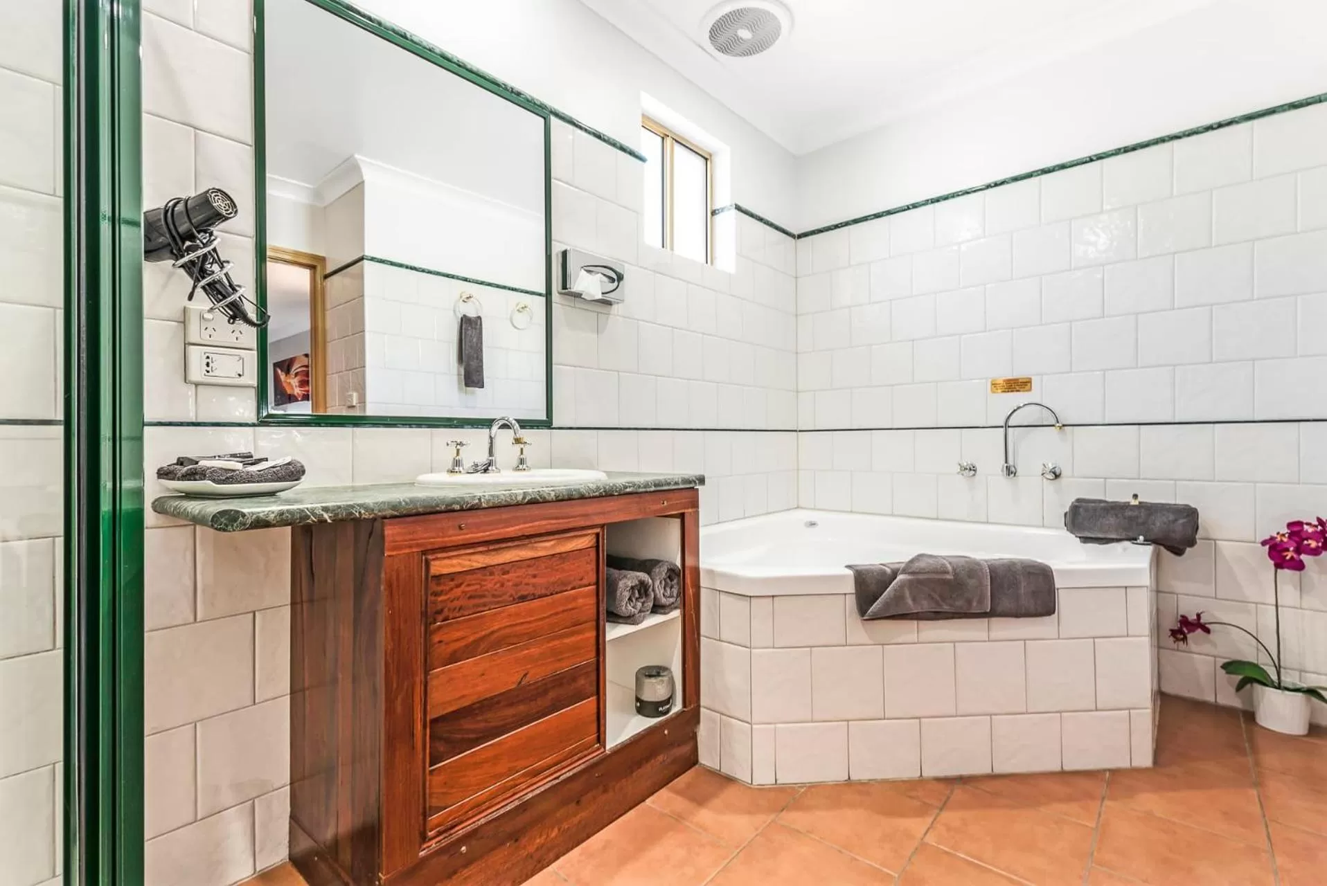 Bathroom in Georgian Motor Lodge