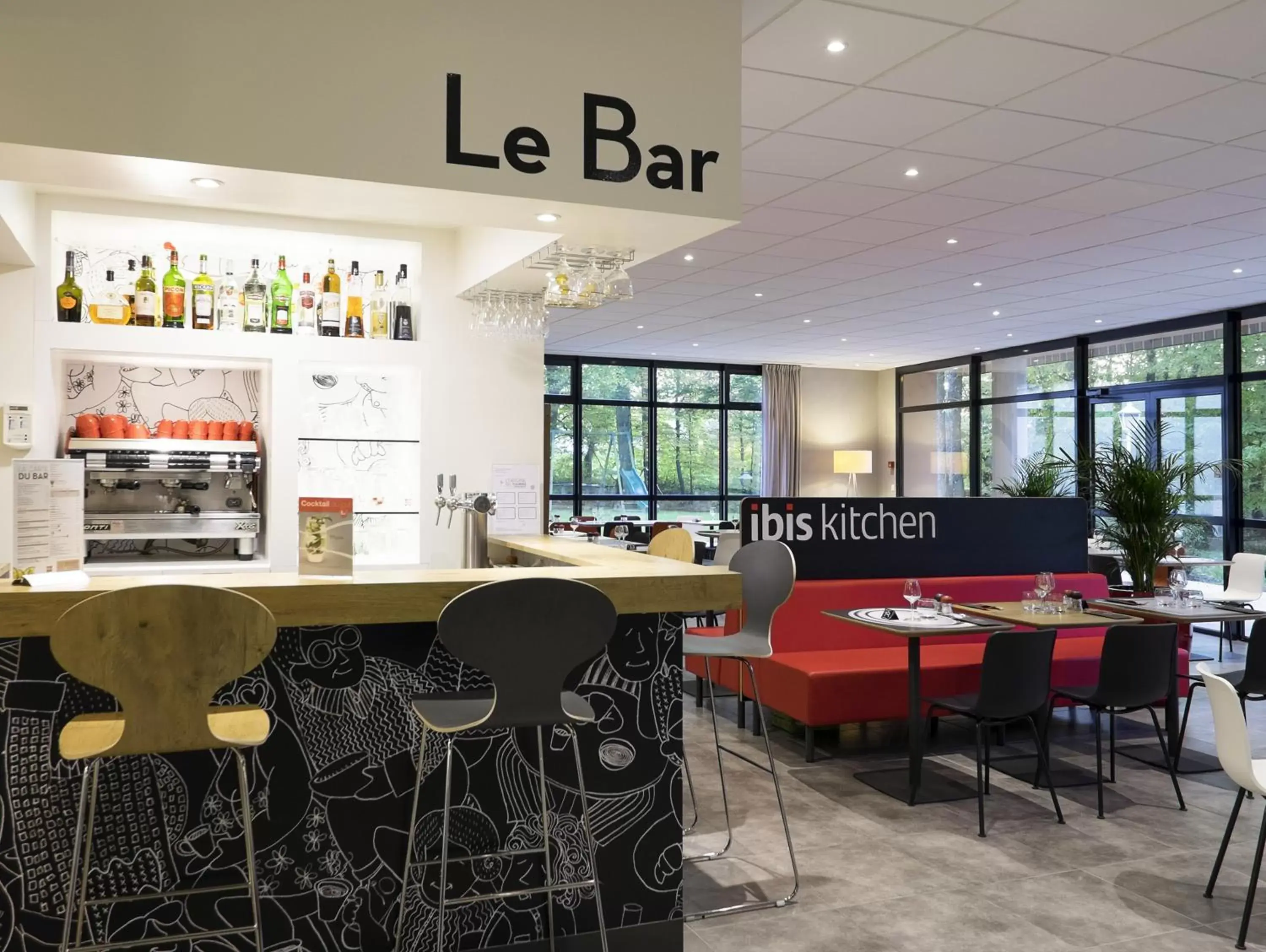 Property building, Lounge/Bar in ibis Nancy-Brabois