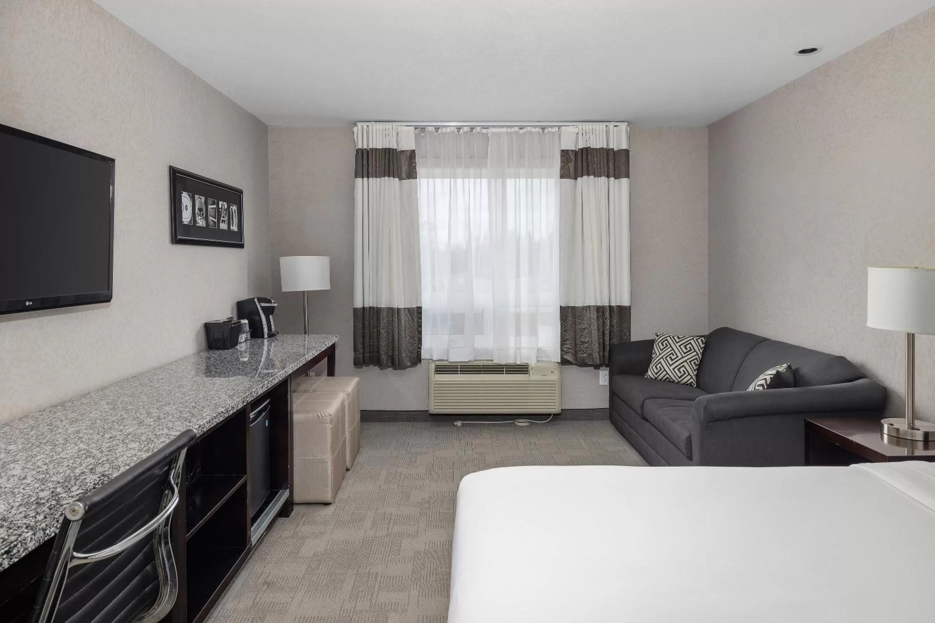 Seating area, Bed in Home Inn & Suites Yorkton