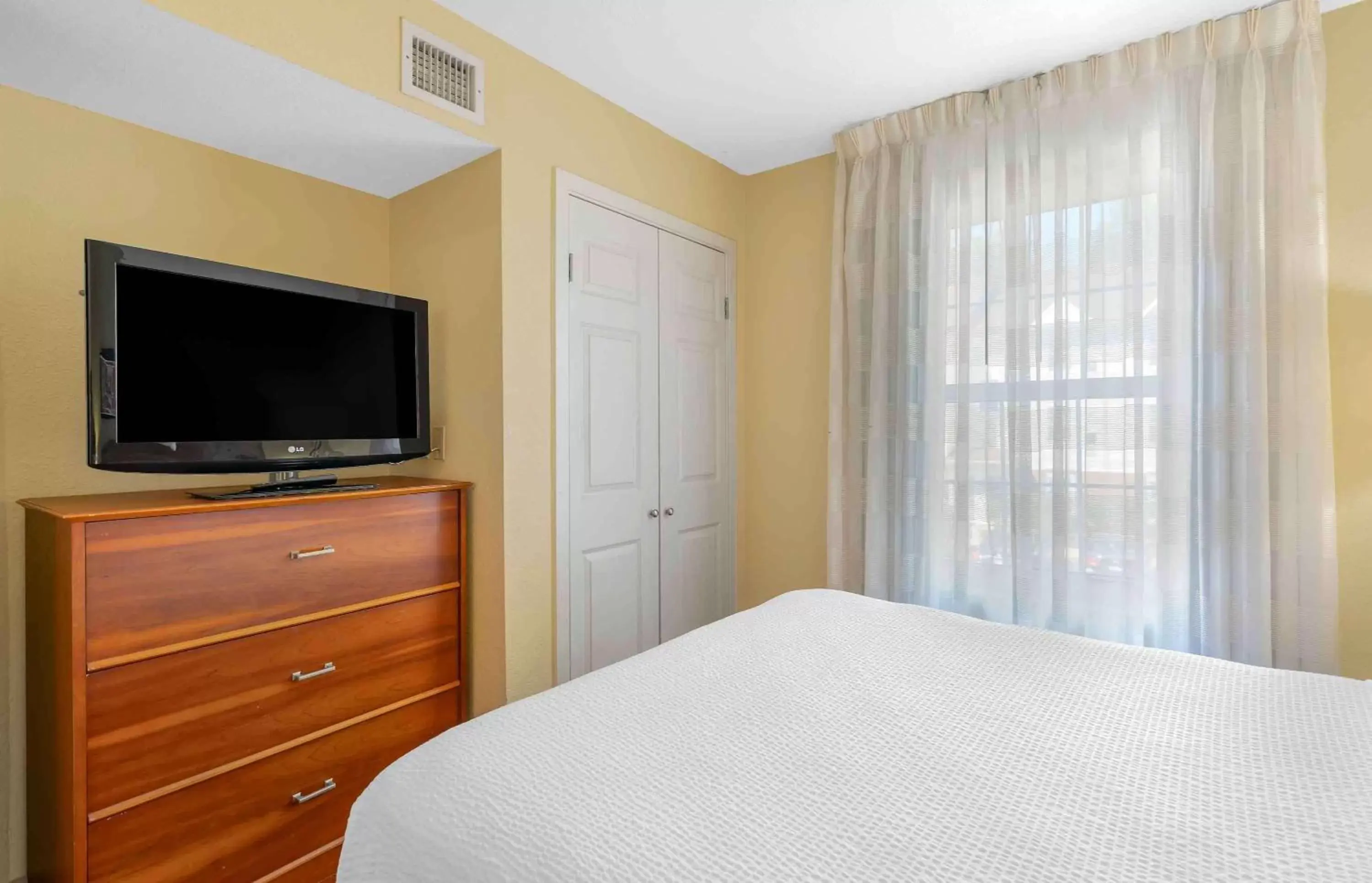 Bedroom, TV/Entertainment Center in Extended Stay America Suites - Richmond - Glen Allen - Short Pump