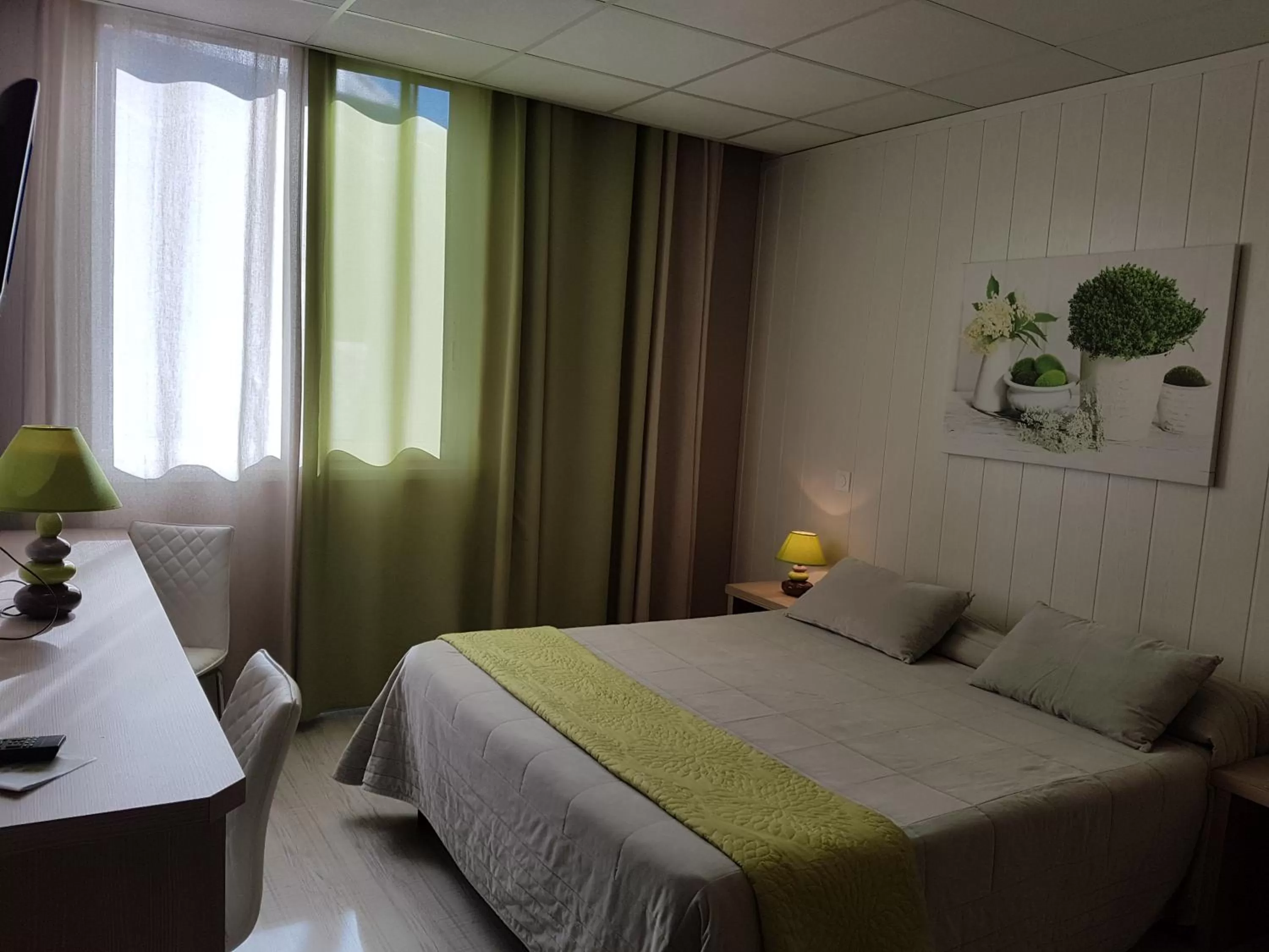 Photo of the whole room, Bed in Logis Hôtel Restaurant du Midi - Rodez Centre