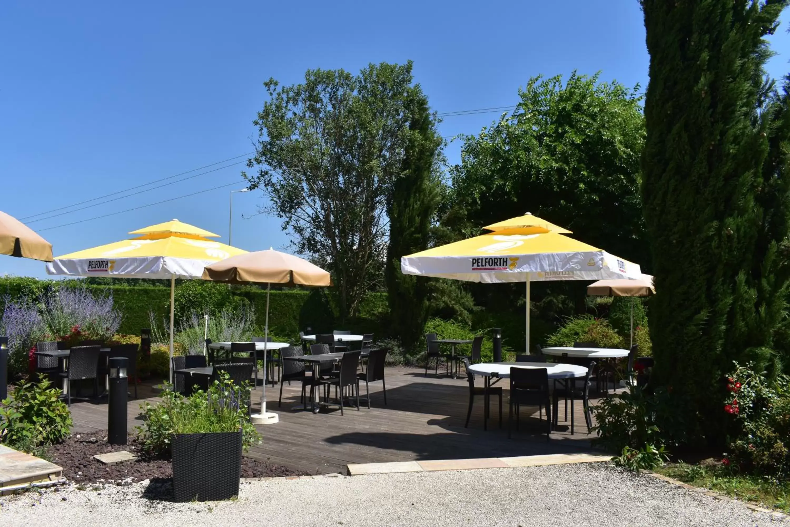 Patio, Restaurant/Places to Eat in Aparthotel Adagio Geneve Saint Genis Pouilly