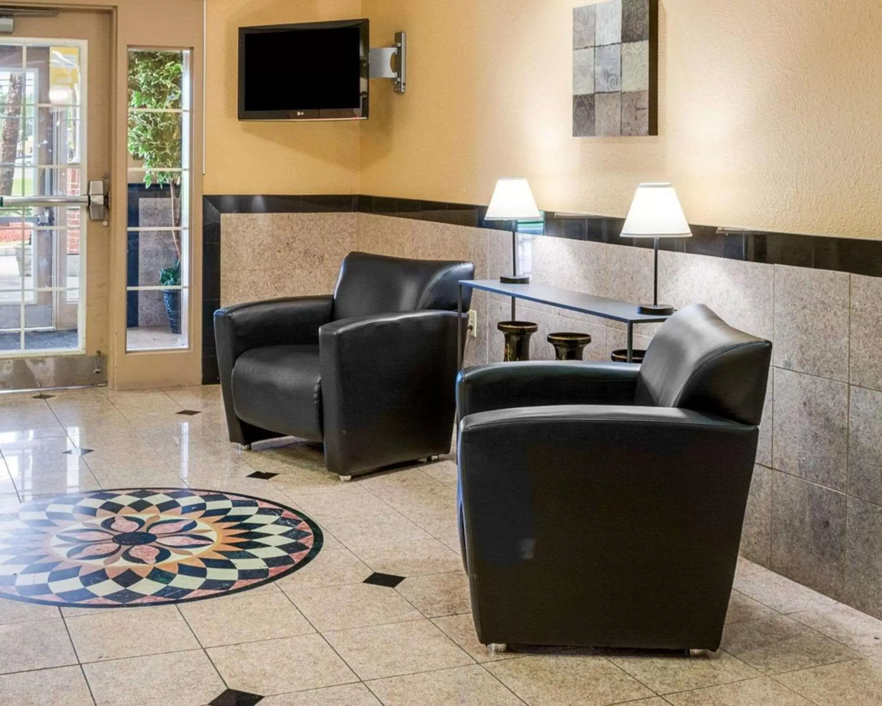 Lobby or reception, Seating Area in Suburban Studios Avondale