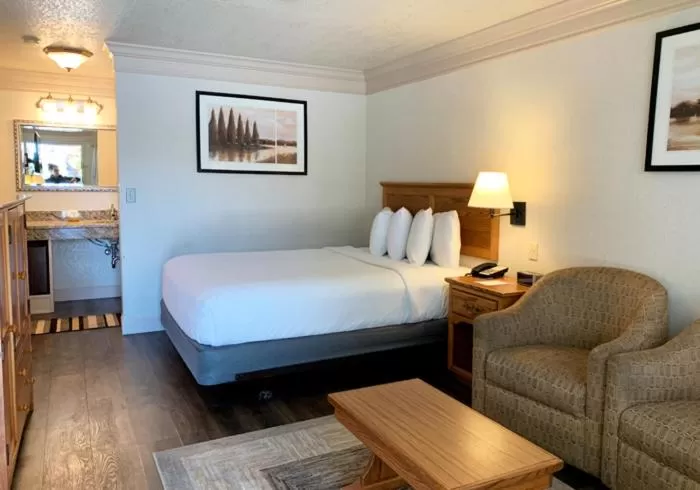 Bed in Coachman Inn Oak Harbor