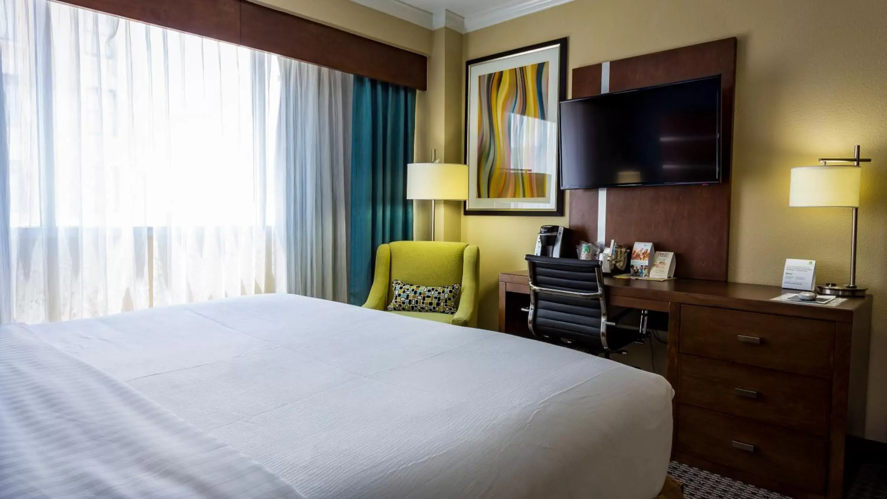 Photo of the whole room, Bed in Holiday Inn Houston Downtown, an IHG Hotel