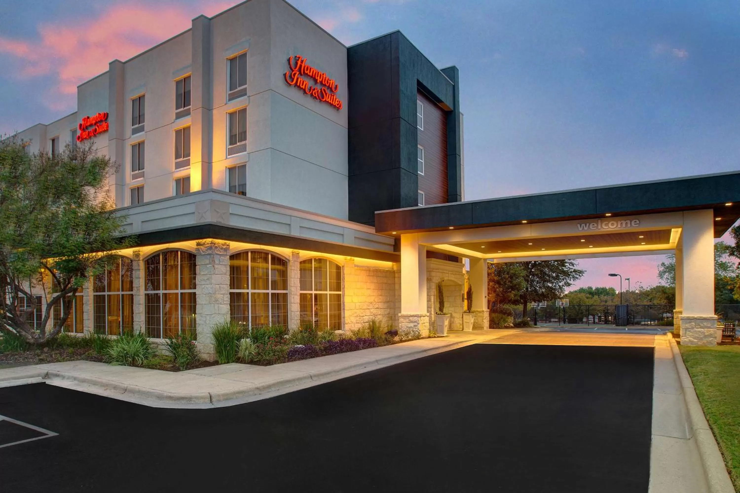 Property building in Hampton Inn & Suites-Austin Airport