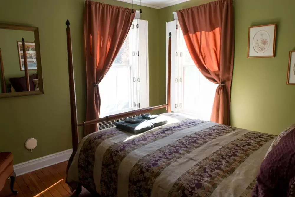 Photo of the whole room, Bed in The Fox and Owl Inn