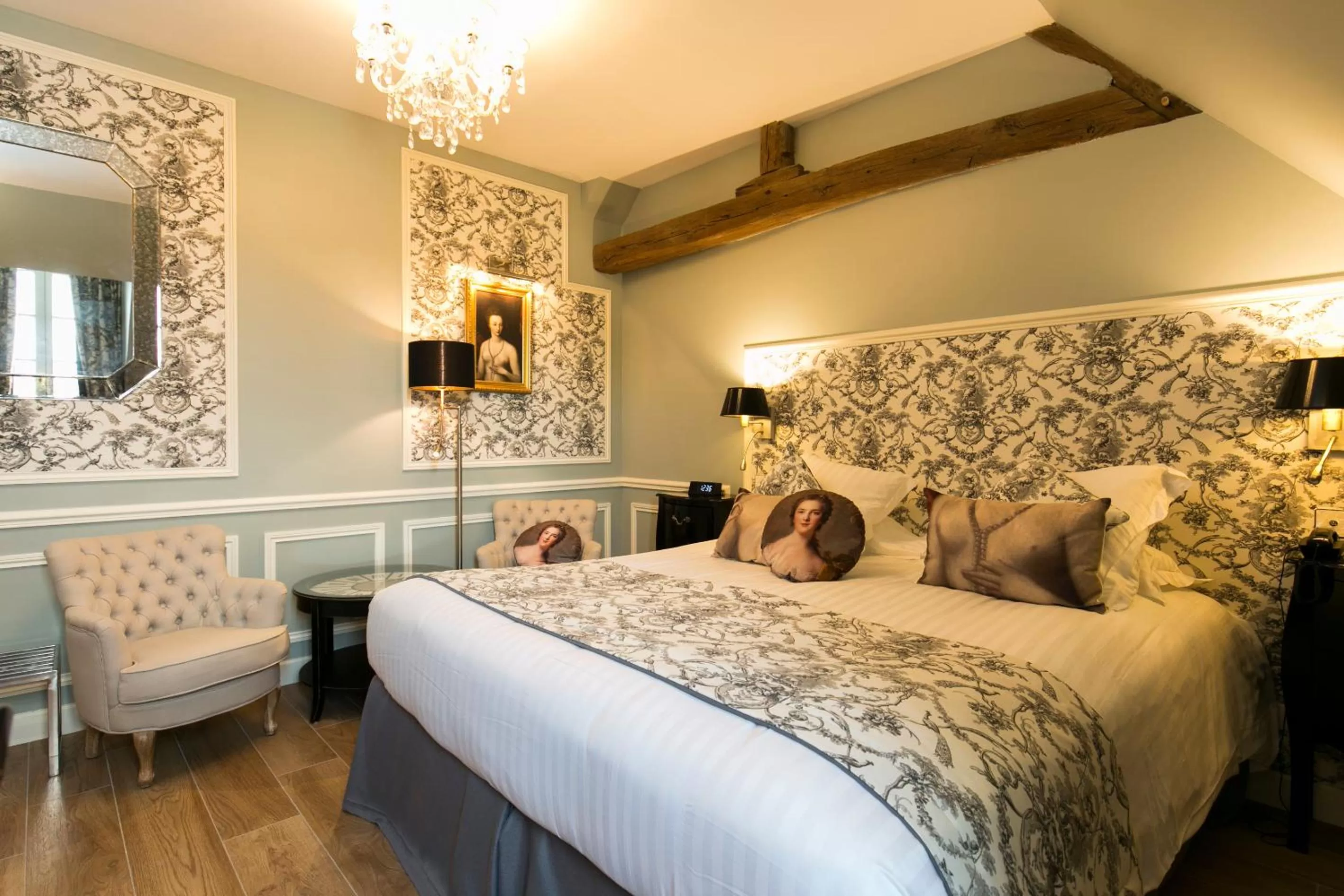 Bed in Hotel & Spa Le Grand Monarque, BW Premier Collection