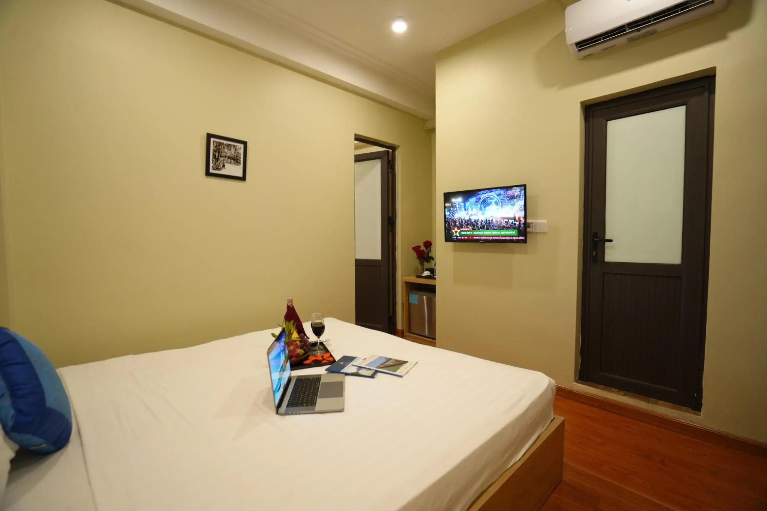 Bed, TV/Entertainment Center in Valley Hotel &Travel