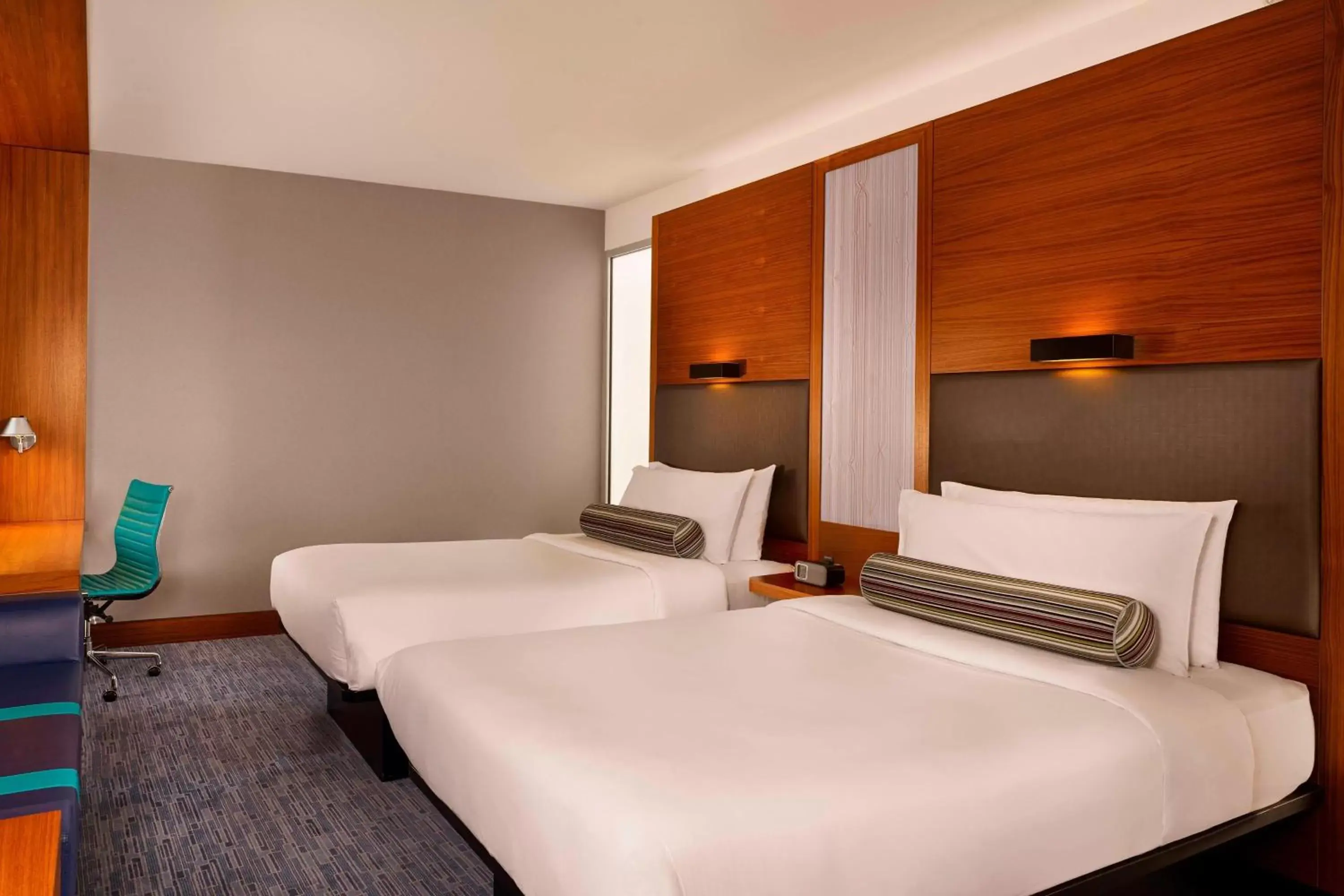 Photo of the whole room, Bed in Aloft London Excel