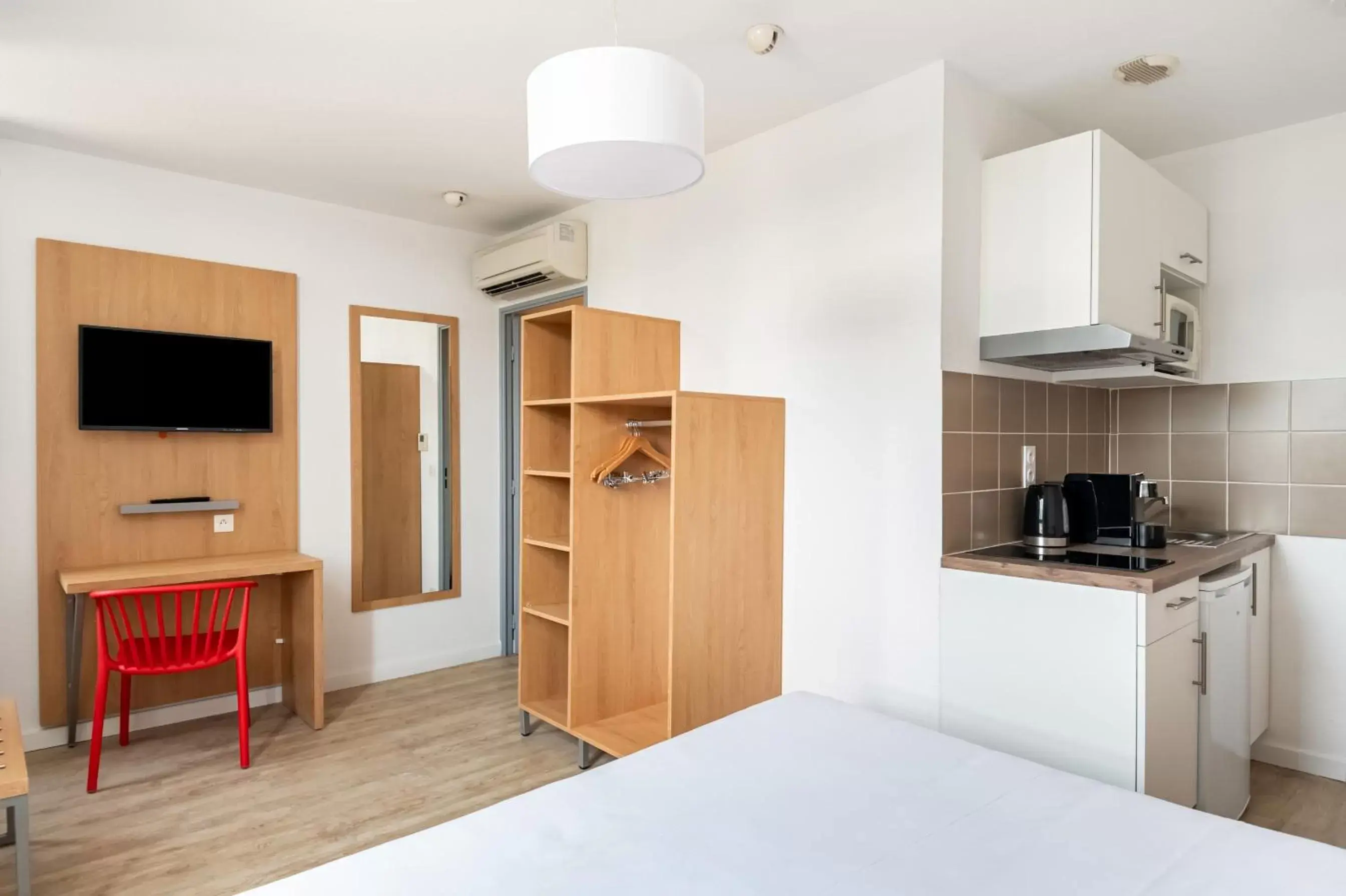 Bed, Kitchen/Kitchenette in Residhotel Le Central'Gare