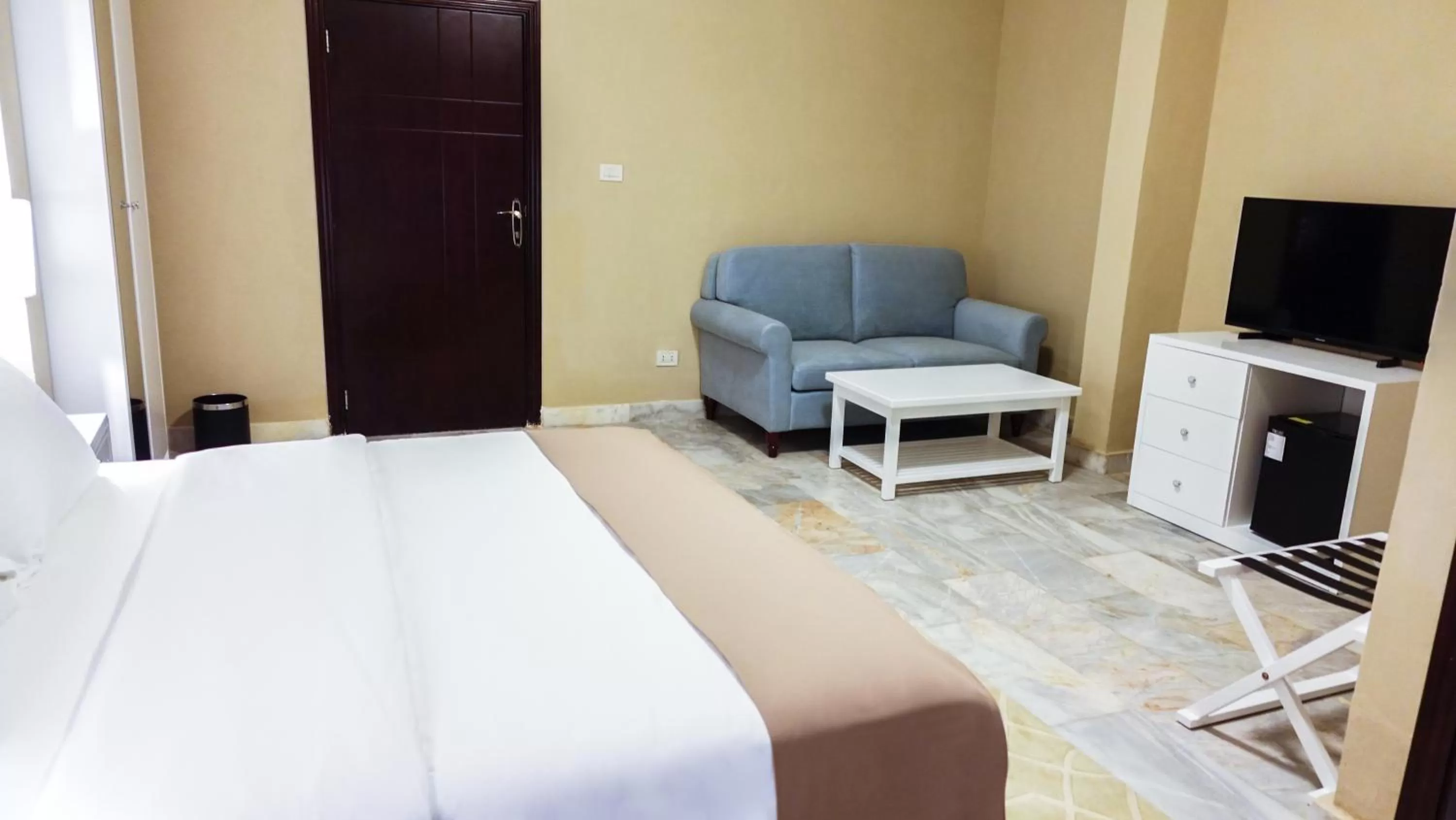 Communal lounge/ TV room in Sunset Inn