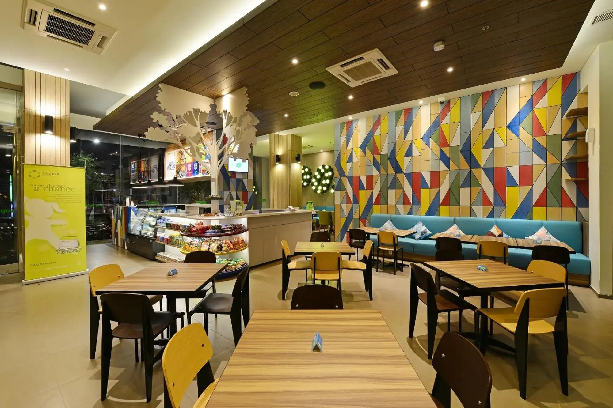 Lounge or bar, Restaurant/Places to Eat in POP Hotel Pasar Baru Jakarta
