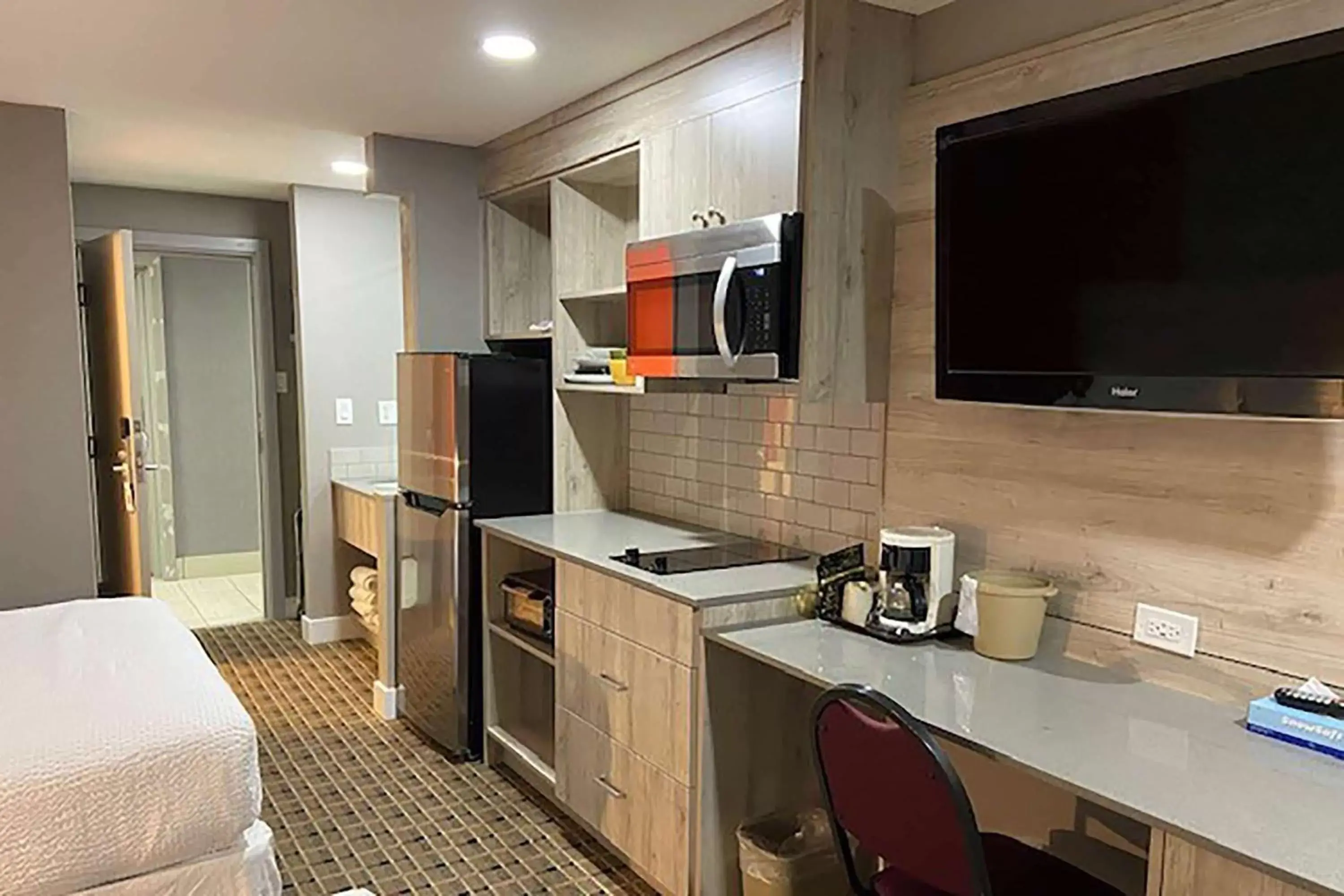 Photo of the whole room, Kitchen/Kitchenette in Ramada by Wyndham Medicine Hat