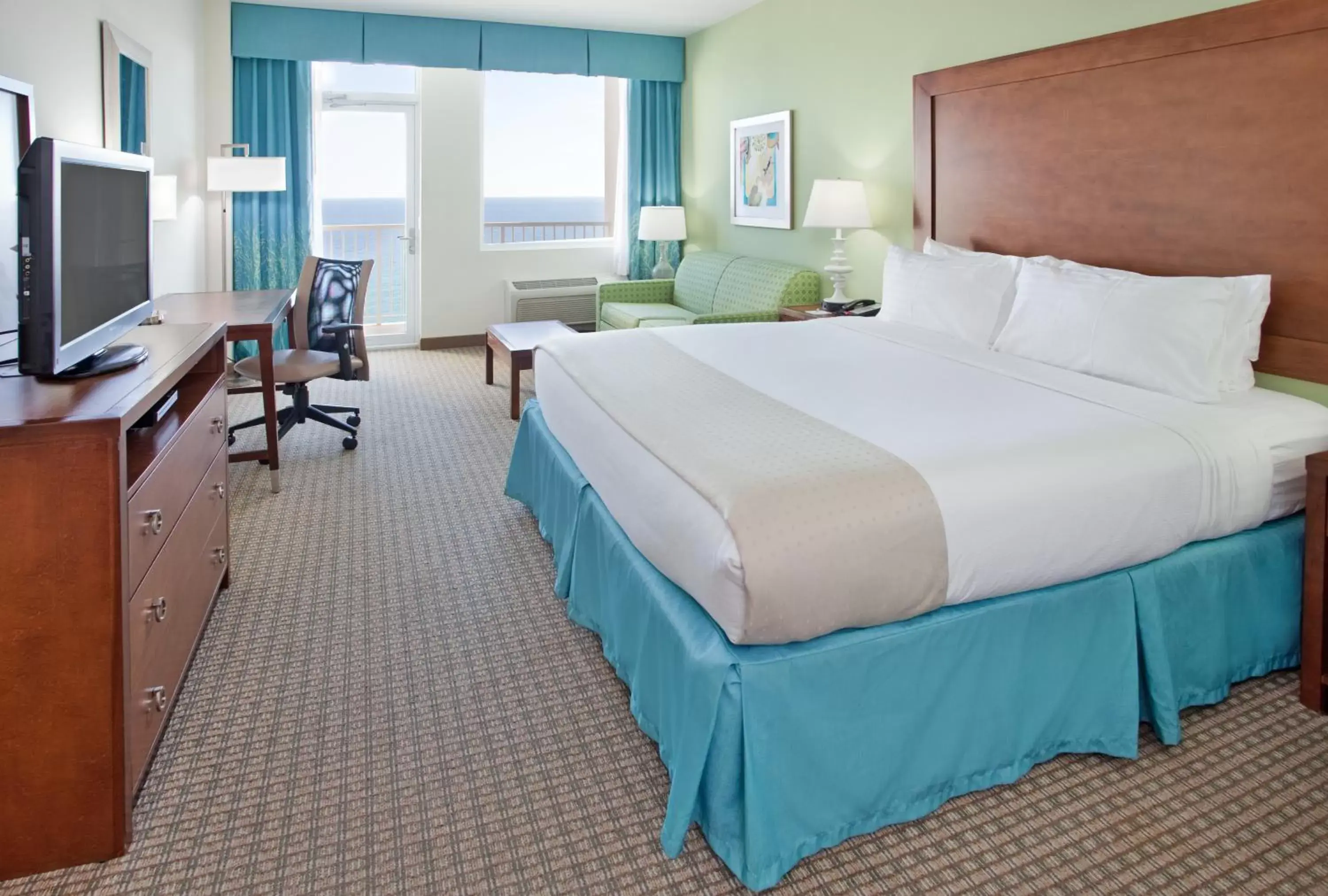 Bedroom, Bed in Holiday Inn Resort Pensacola Beach, an IHG Hotel