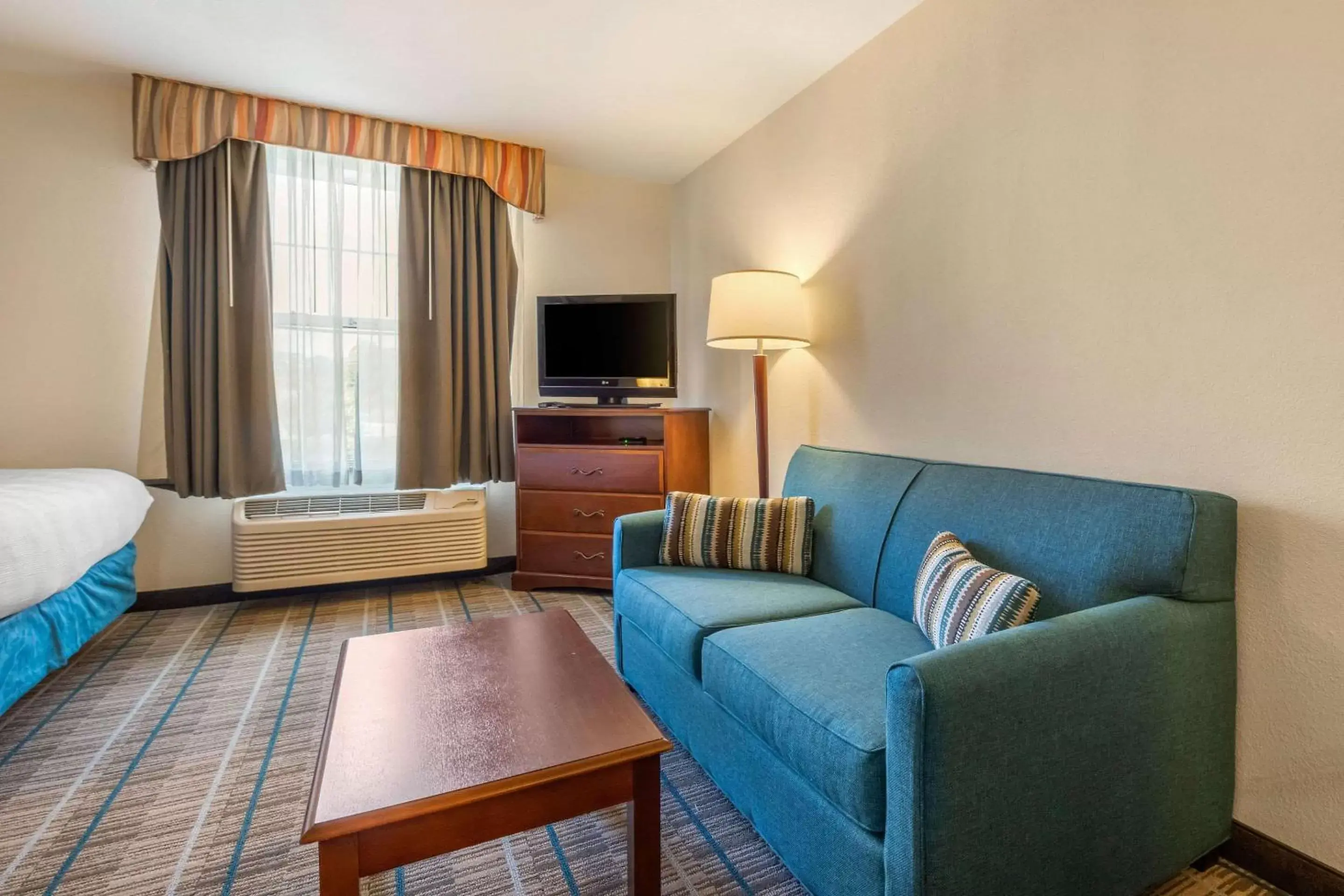 Bedroom, Seating Area in MainStay Suites Grantville