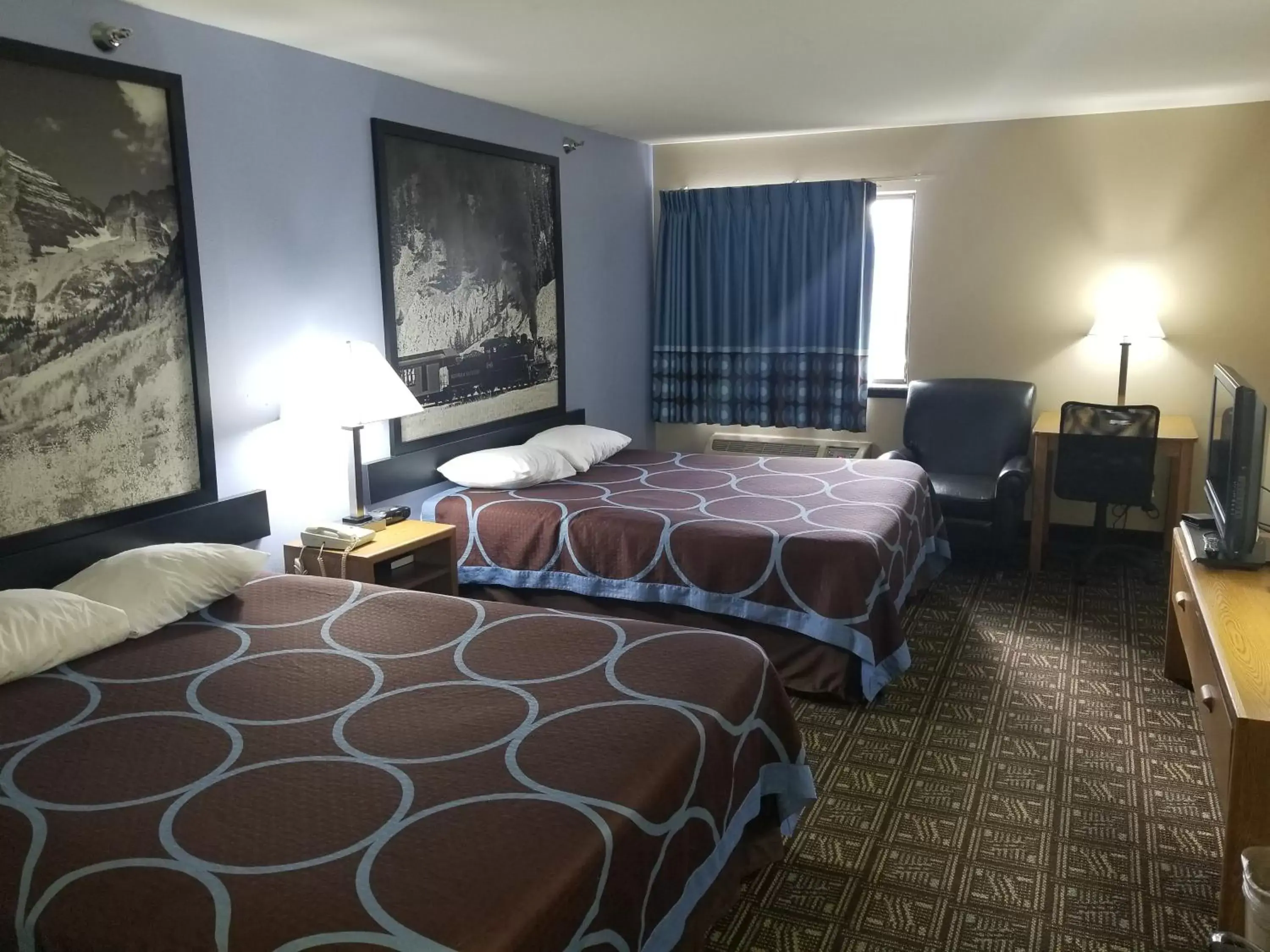 Photo of the whole room, Bed in Super 8 by Wyndham Fort Collins