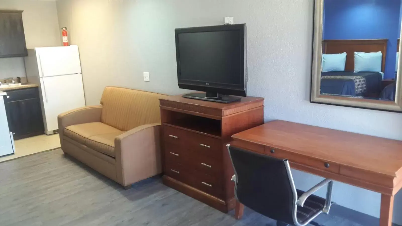 Photo of the whole room, TV/Entertainment Center in Paris Inn and Suites