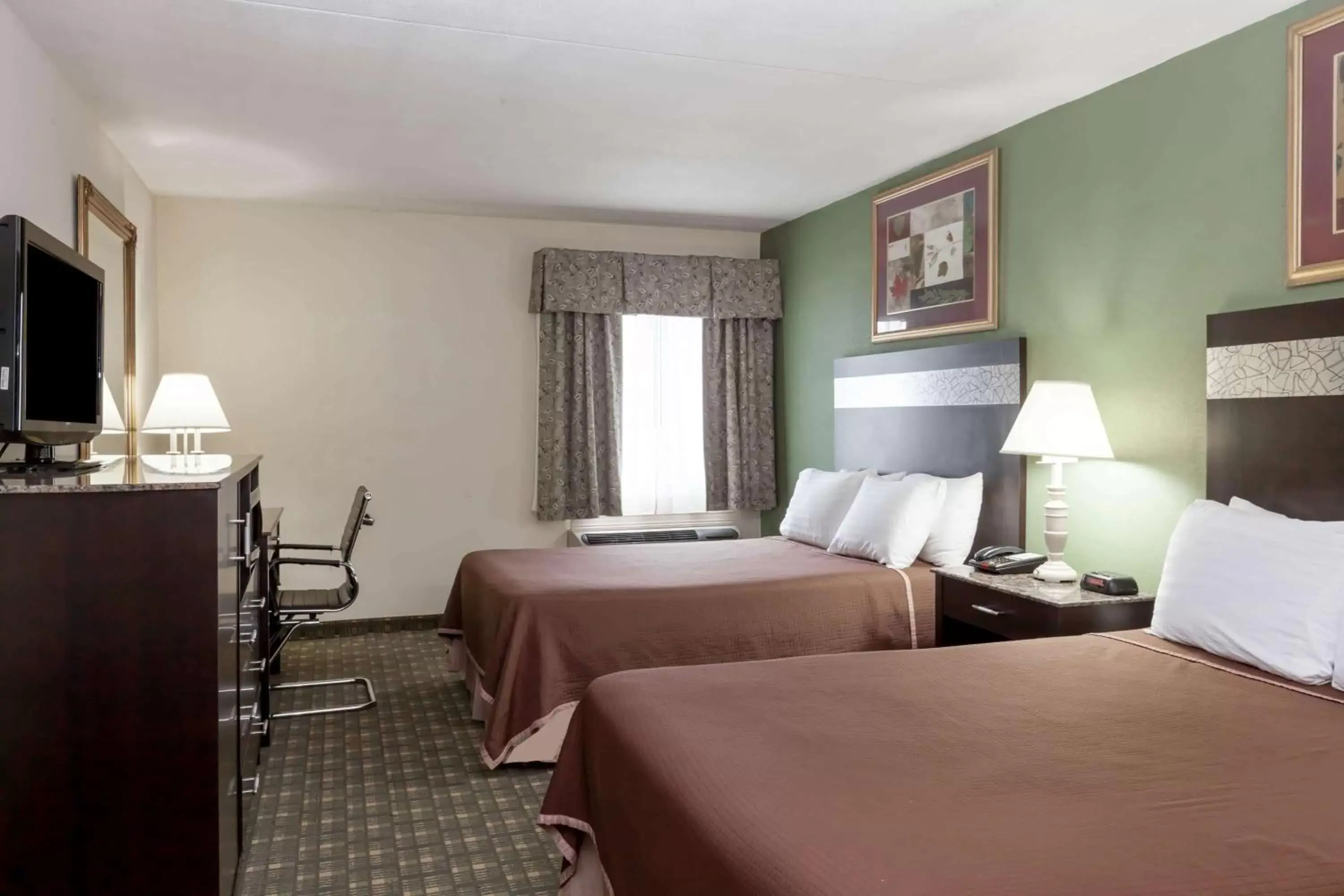 Photo of the whole room, Bed in Howard Johnson by Wyndham Newark Airport