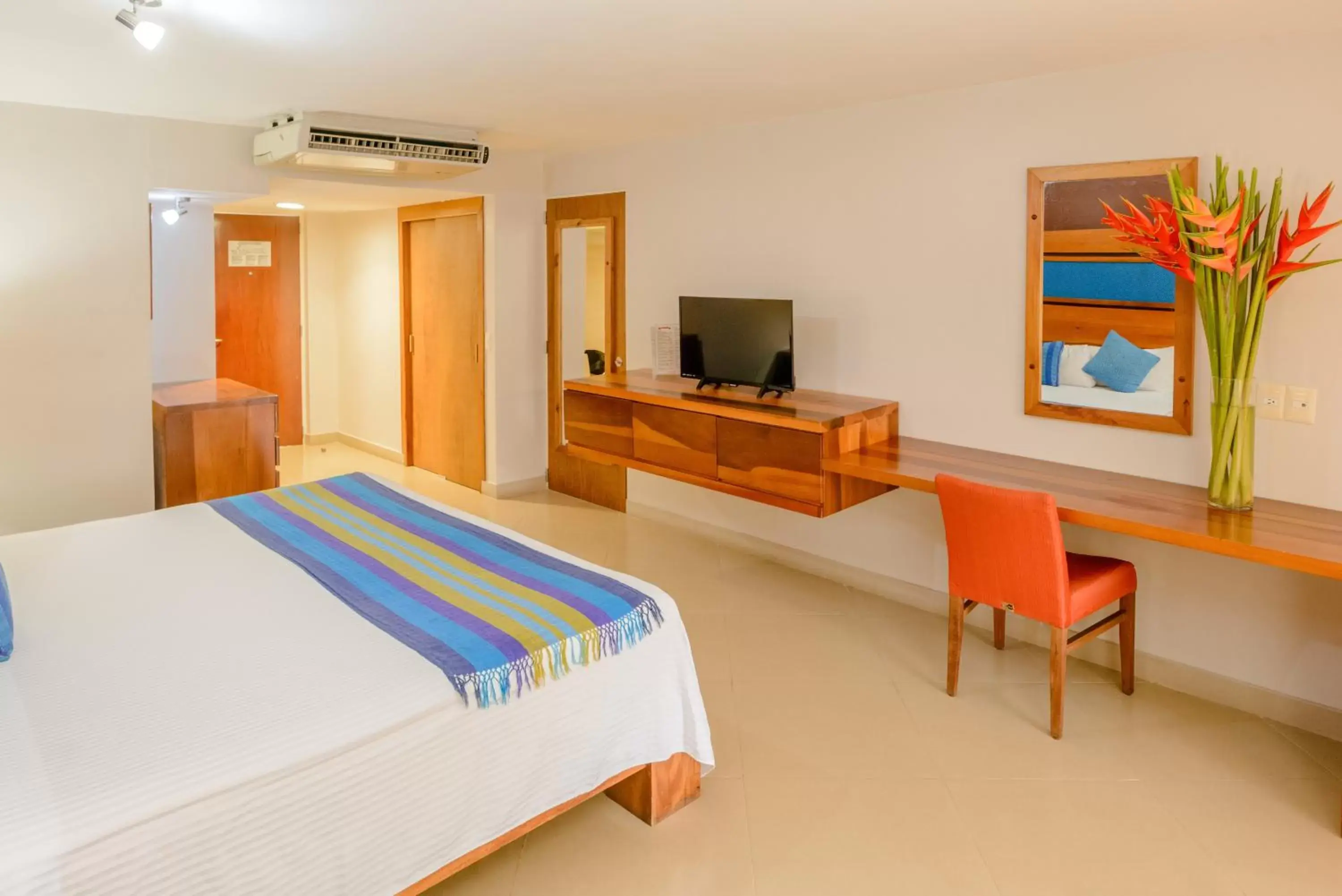 Bed, TV/Entertainment Center in Hotel Loma Real